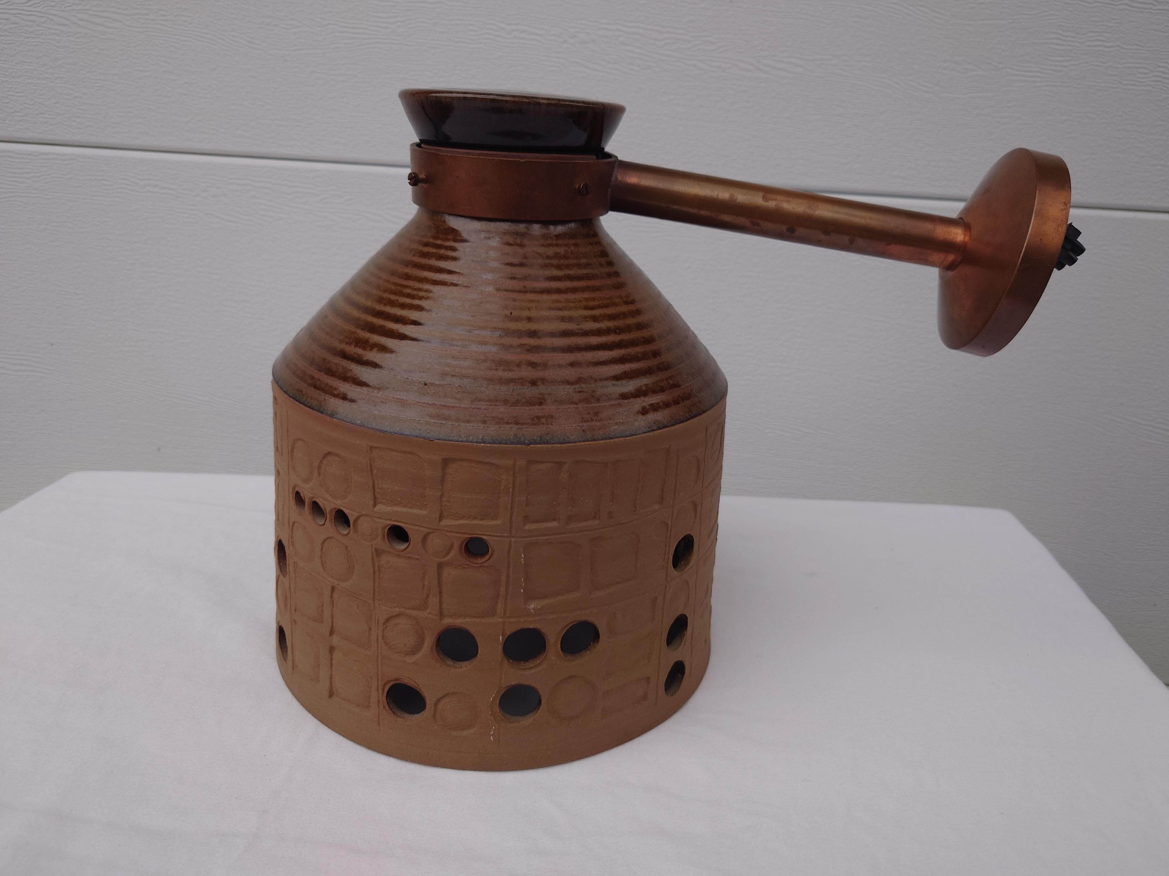  Lampada da parete unica, Lisa Larson  Svezia. Studio A di Gustavsberg. Gres e rame. Forma circolare. Decoro traforato di tondi. Chiusura in rame. 
Altezza: 30 cm
C'è una piccola scheggiatura insignificante sul bordo inferiore della lampada, vedi