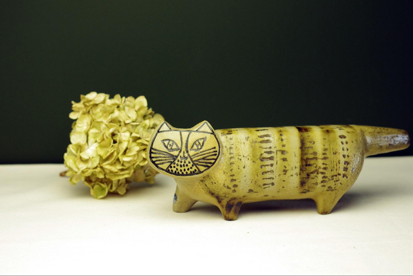 Product Description: 
On offer here is a very famous cat figure designed by Lisa Larson. This cat figure is part of her early work. The cat has a length of over 30 cm, which fits the name of the series (Stora Zoo means Large Zoo). Cat-figures are