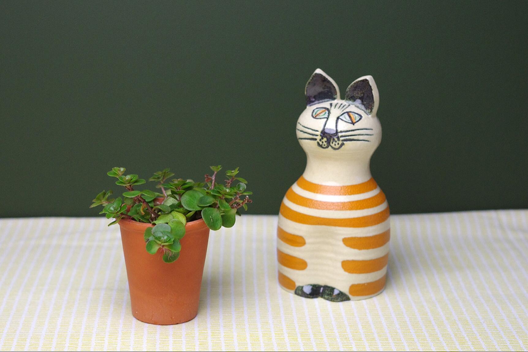 Product Description:
Another cat animal from Lisa Larson is on offer here. This time we offer and item from the The Tripp Trapp Trull - series, consisting of three figures. The series was produced only for two years. This item 