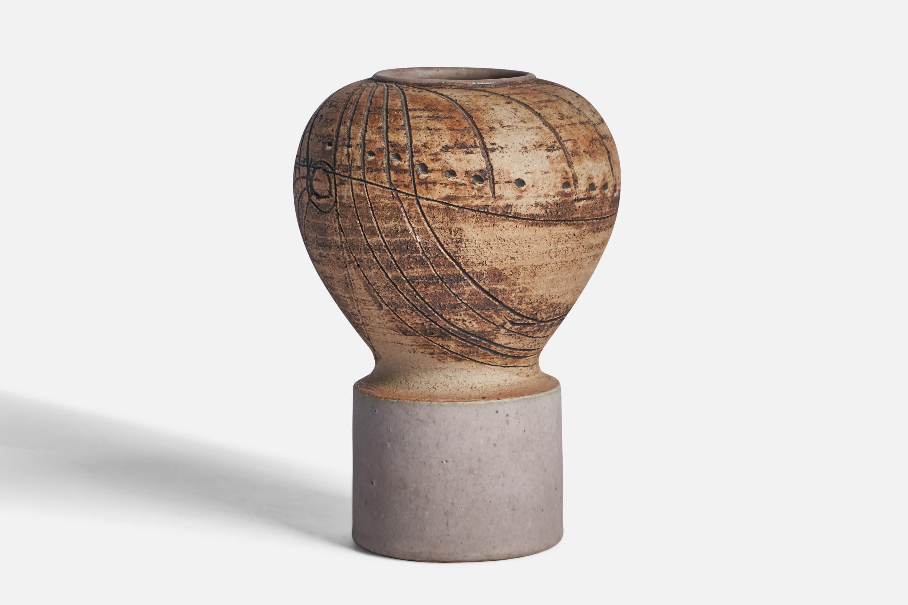 Vaso marrone, beige e grigio disegnato da Lisa Larsson e prodotto da Gustavsberg, Svezia, anni '60.

Timbro 
