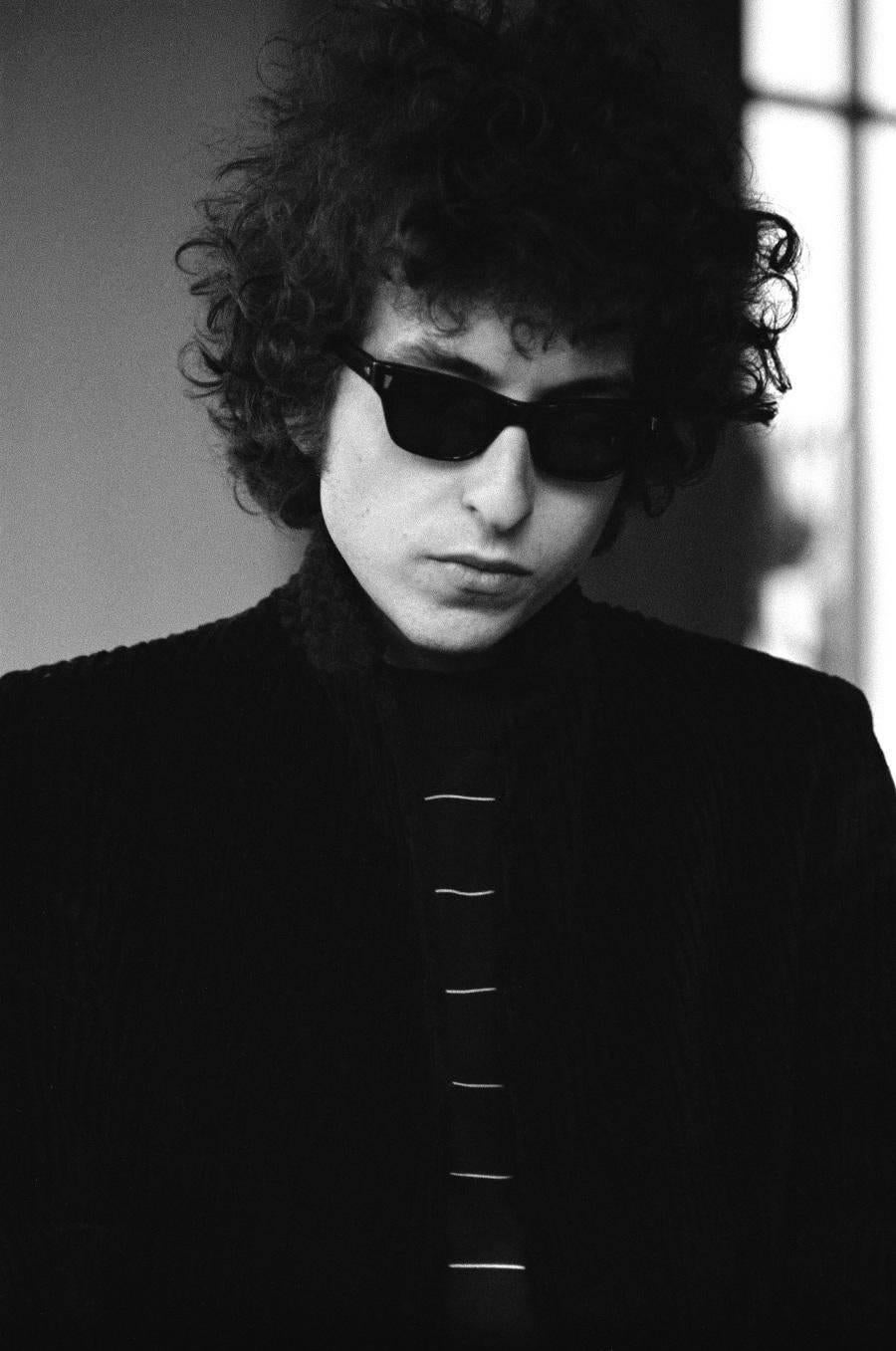 Lisa Law Black and White Photograph - Bob Dylan, The Castle Solarium, Los Angeles, California