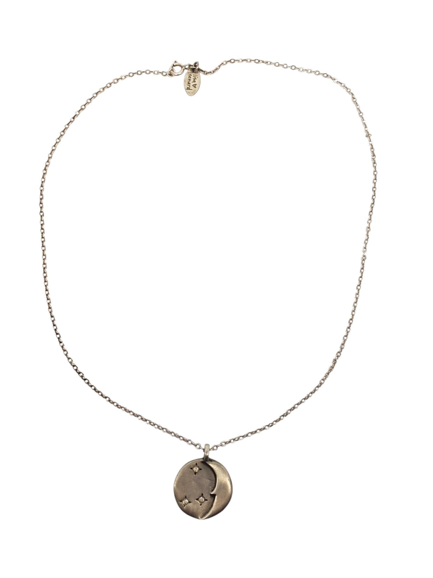 Collana con ciondolo Luna e Stella di Lisa Leonard 

Questo esclusivo ciondolo rotondo di Lisa Leonard presenta una mezzaluna e 3 pietre CZ con la scritta 