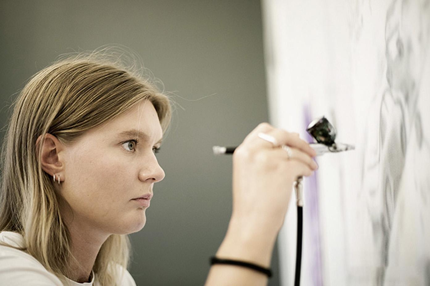 Lisa Liljeström (nata a Härnösand, Svezia, 1998) utilizza il mezzo della pittura ad aerografo per distinguere frammenti, distorcere e trasferire informazioni da immagini già esistenti, piuttosto che crearne di nuove. Attraverso la raccolta e
