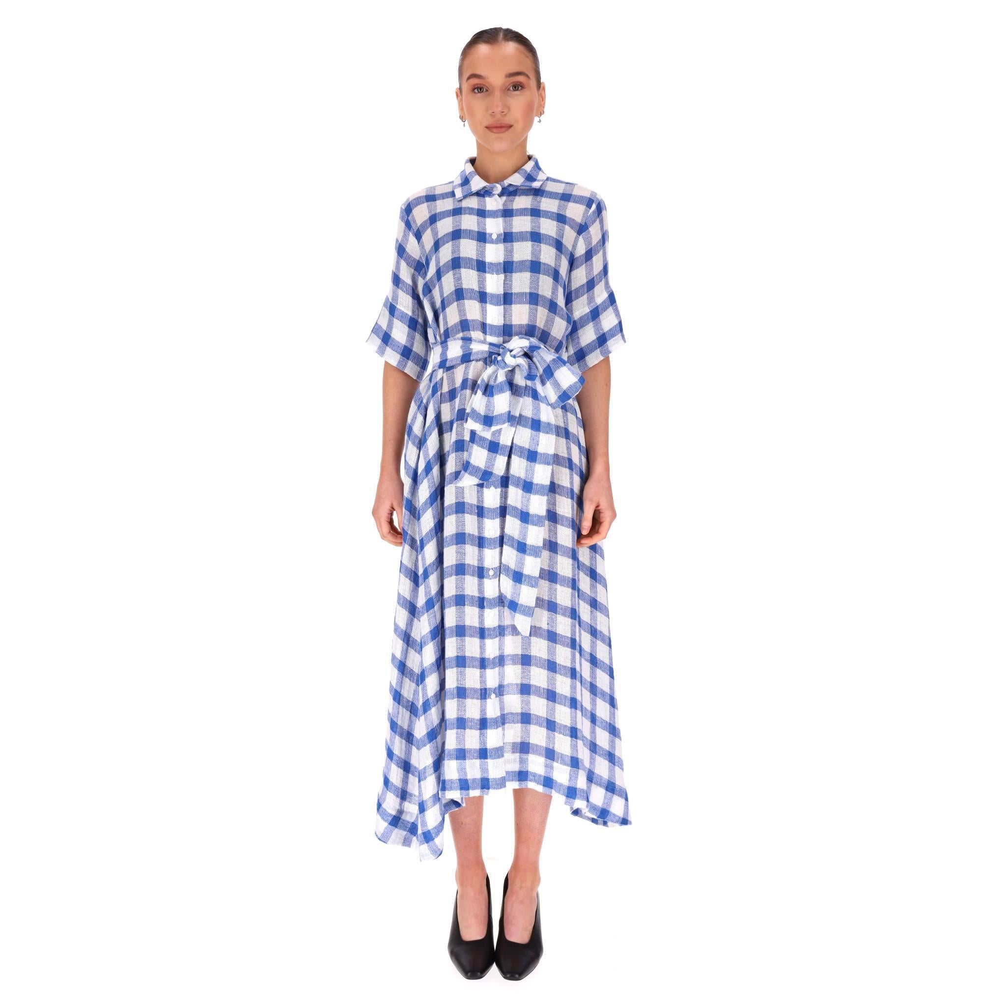 Lisa Marie Fernandez Belted Gingham Linen Dress

Blue midi shirt dress crafted from linen in gingham check print.

Featuring centre button closure, belted waist and short sleeves.

Size – 1

Condition – Very Good

Composition – 95% Linen, 5%