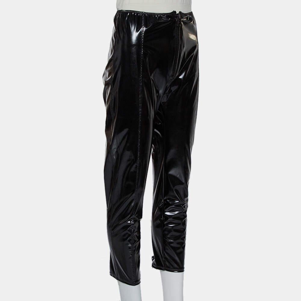A bold pair of leggings is from Lisa Marie Fernandez. Knit from faux leather, the pair features a black hue and a zip fastening at the front. Channel a smart look and wear it with boots and an overcoat.