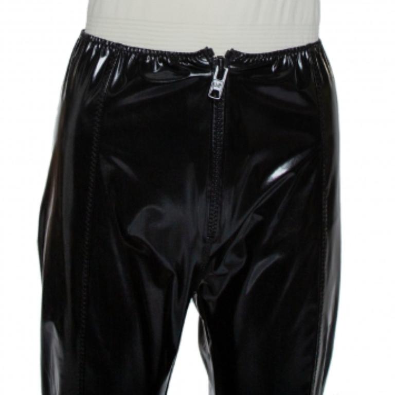 A bold pair of leggings is from Lisa Marie Fernandez. Knit from faux leather, the pair features a black hue and a zip fastening at the front. Channel a smart look and wear it with boots and an overcoat.