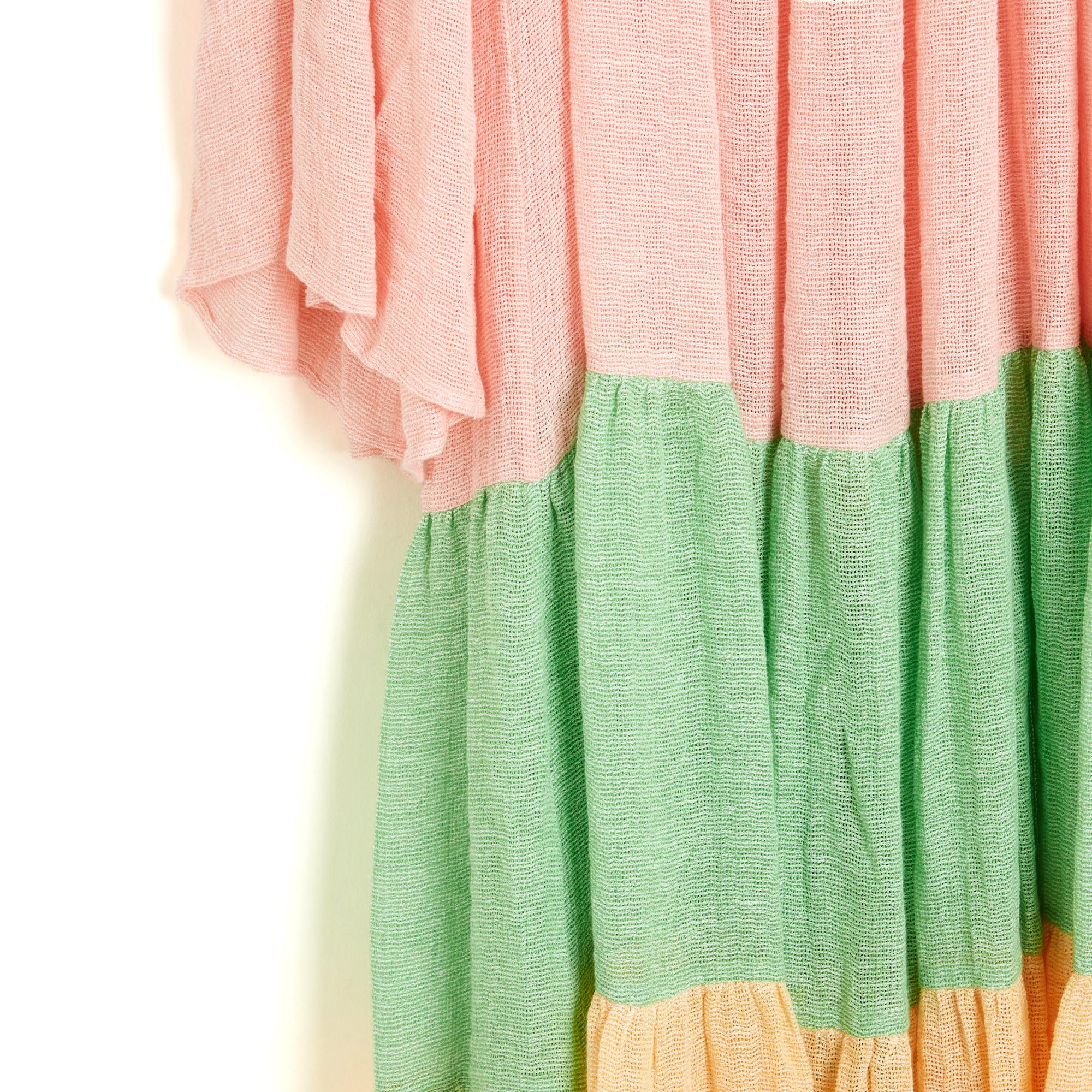 Vestido Lisa Marie Fernandez de mezcla de lino (95%), escote cuadrado (firma de la marca), grandes volantes de color pastel a lo largo del vestido y las mangas, cinturón de cordón trenzado de color crudo para anudar (o no), sin forro. Talla 2 o 40FR