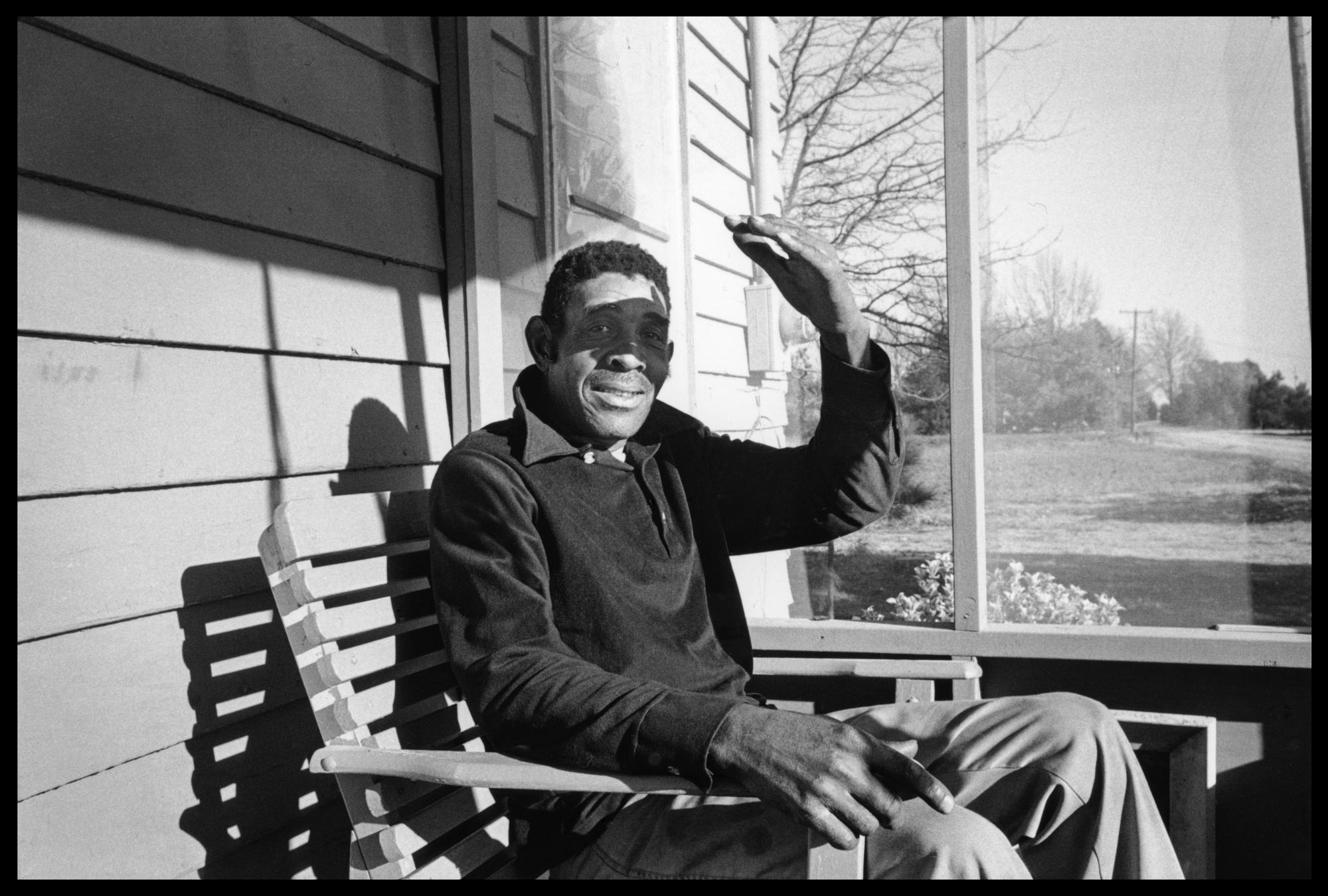 Homme se protégeant les yeux