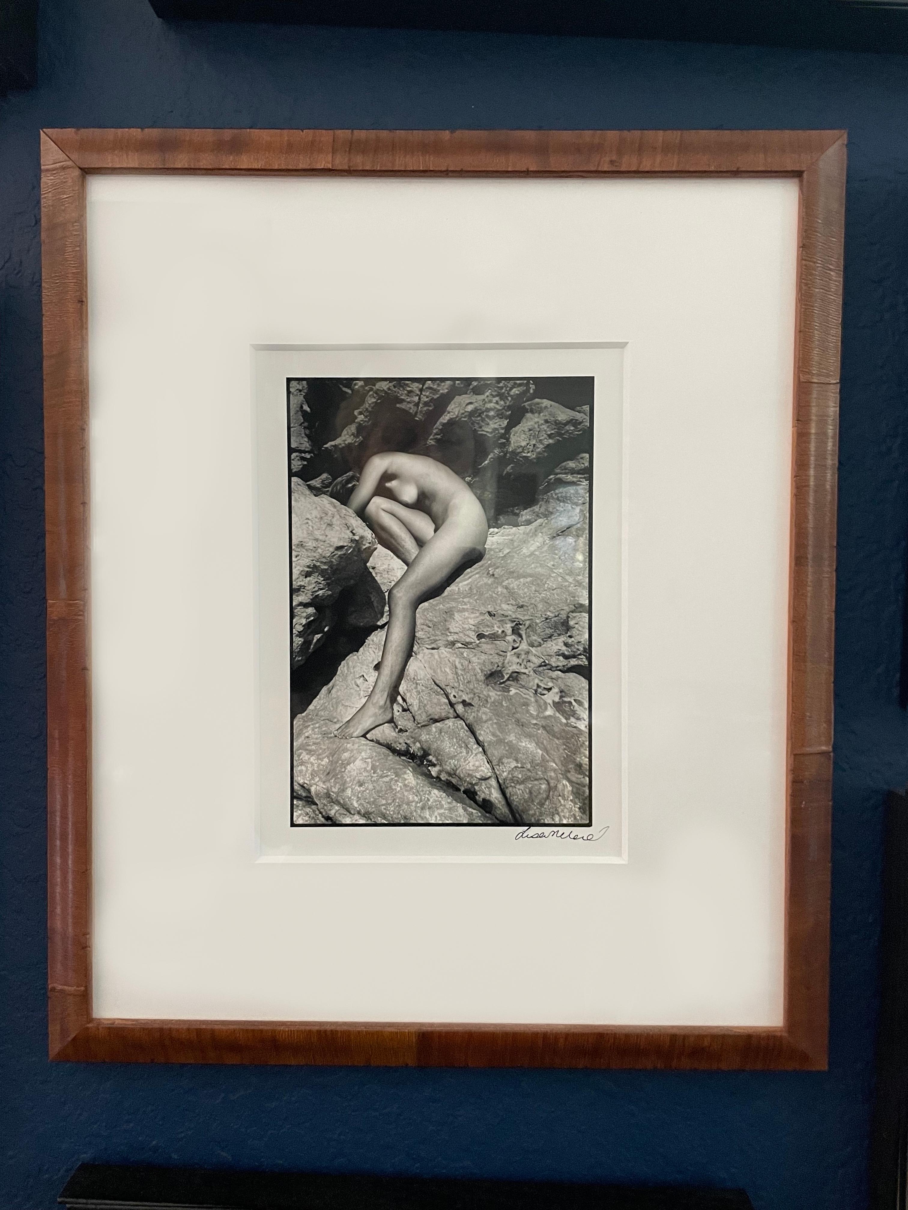 The Nude on the Rocks – Photograph von Lisa McCord