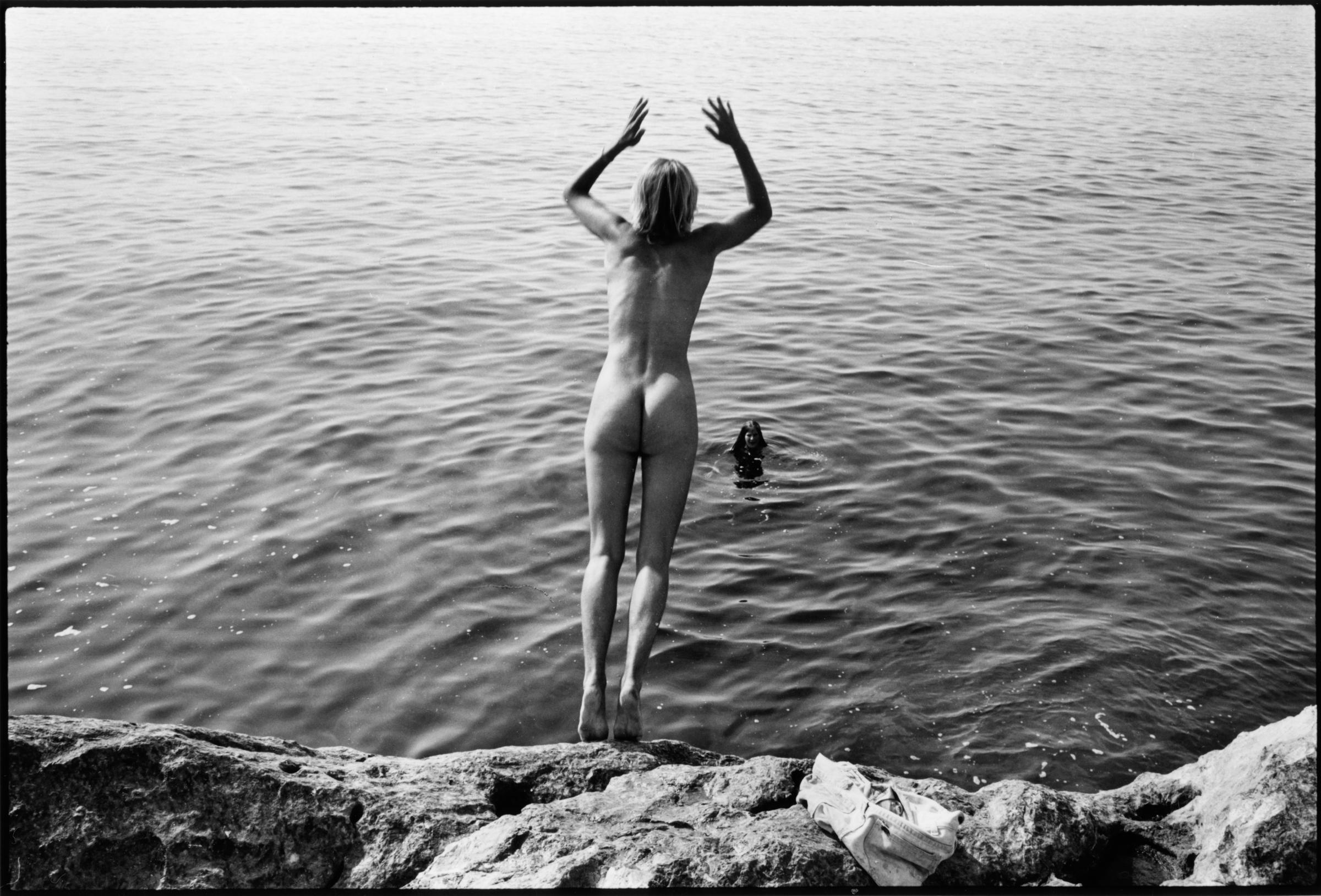 Lisa McCord Black and White Photograph – Zwei Swimmers, 1977