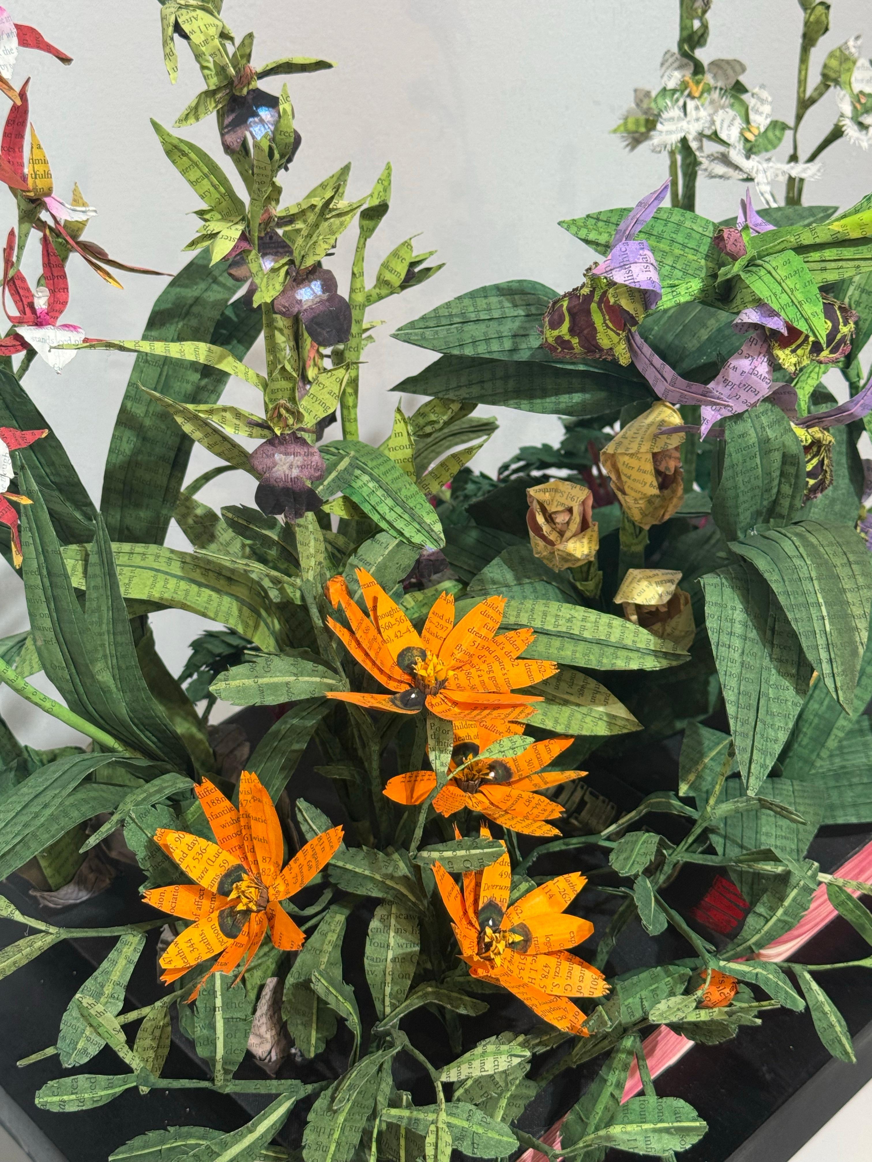 Lisa Meek verwandelt Bücher, indem sie ihre Einbände zerschneidet, die Seiten bemalt und faltet, so dass Blumenblüten entstehen, die in den Worten der Autoren wurzeln. Jede Seite wurde leicht eingefärbt, um dem Werk eine farbliche Dimension zu