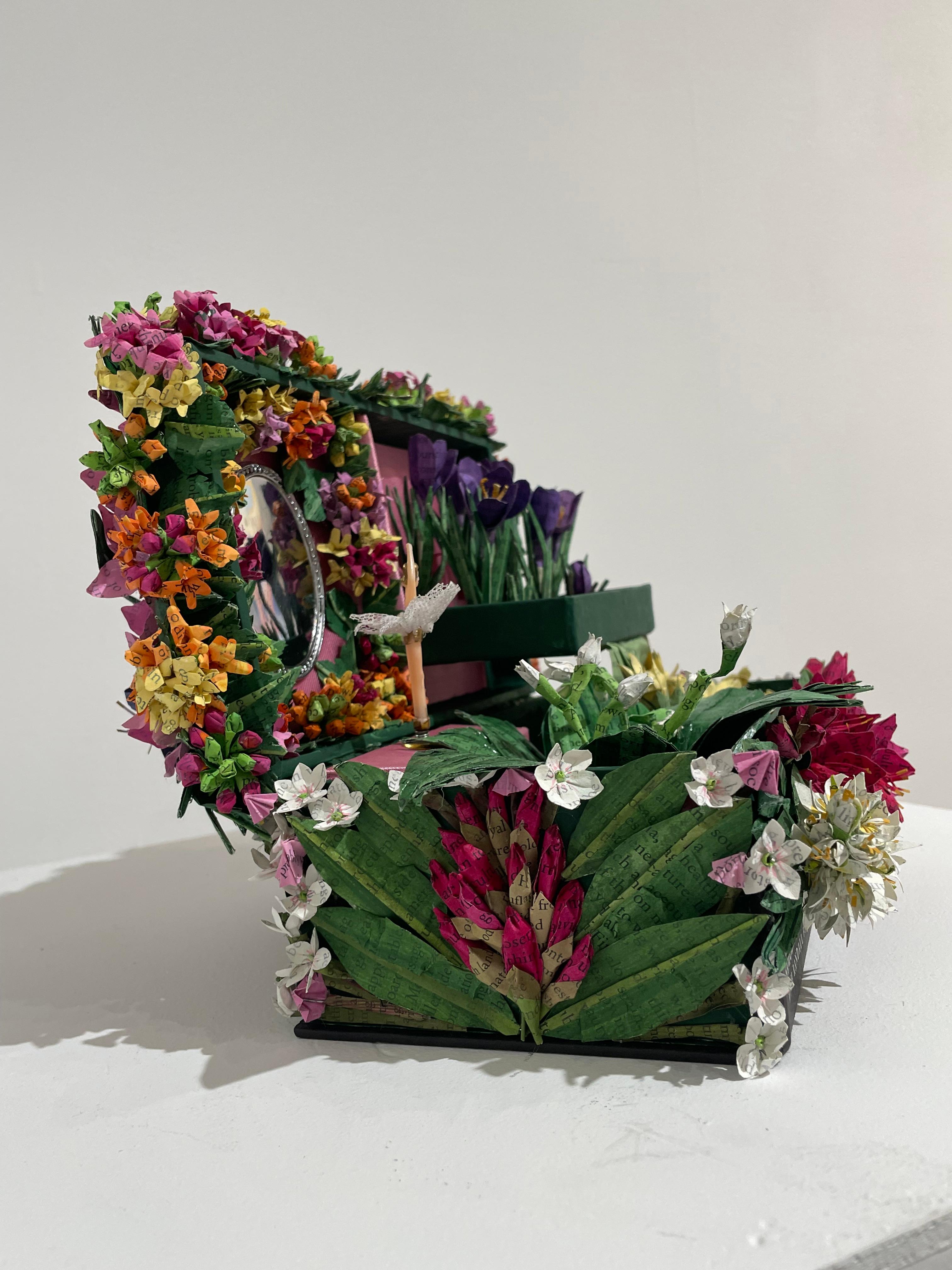 Beauté toxique - Contemporain Sculpture par Lisa Meek