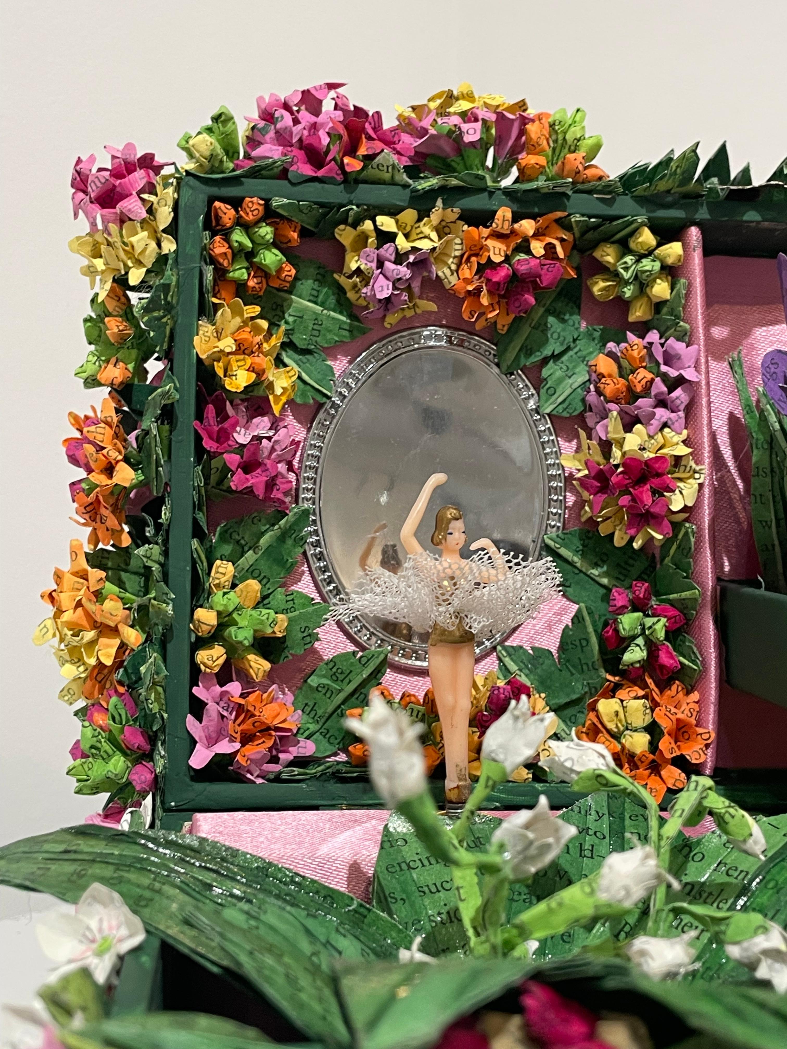 Lisa Meek transforme les livres en découpant leur reliure, en peignant les pages et en les pliant pour créer des fleurs enracinées dans les mots des auteurs. Chaque page a été légèrement teintée, ajoutant une dimension de couleur à l'œuvre sans