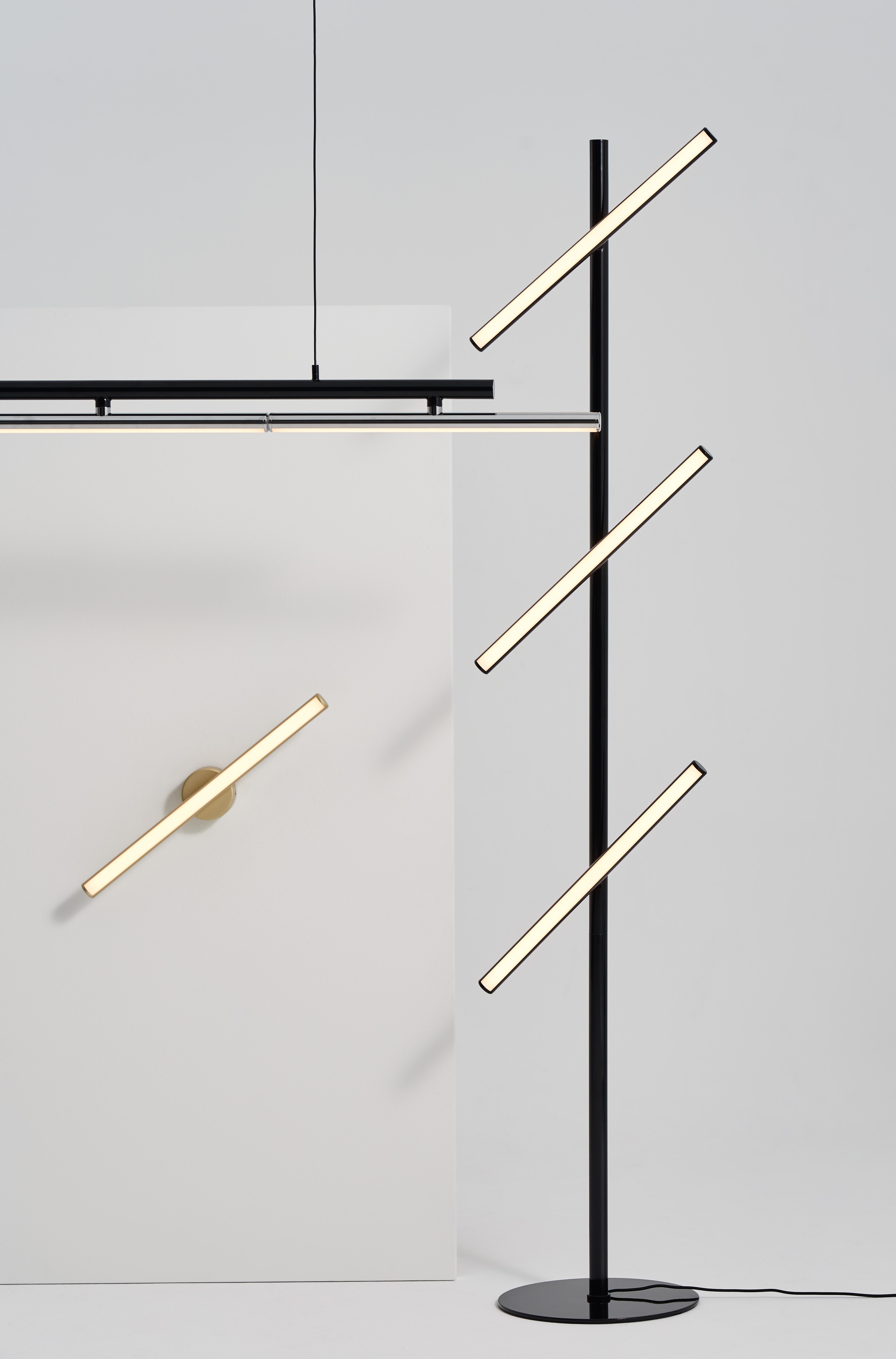 Eliminando tutti i dettagli superflui, il Ciondolo LISA PL3 rappresenta perfettamente il flusso della luce, grazie alla sua forma altamente funzionale e allo stesso tempo scultorea. Disponibili nelle configurazioni a soffitto, a parete e a
