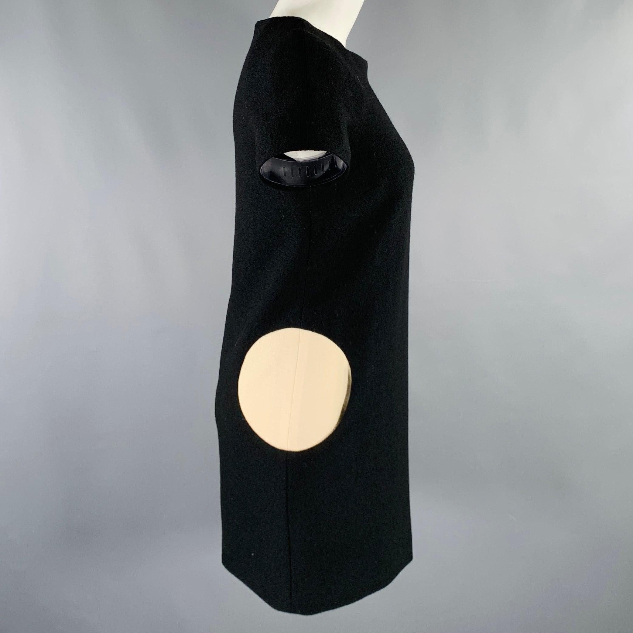 Vestido LISA PERRY
en un tejido de lana negro y crema con un diseño de dos círculos con bolsillos ocultos, forro de seda y cierre de cremallera trasera. Fabricado en EE.UU. Excelente estado de conservación. 

Marcado:   2 

Medidas: 
 
Hombros 16
