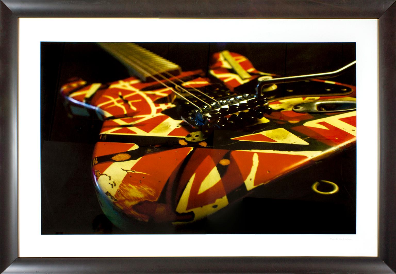 Gerahmte Fotografie "Eddie Van Halen Frankenstrat Guitar" von Lisa S. Preston, aufgenommen für ihr Buch "108 Rock Star Guitars". "Foto von Lisa S. Johnson" auf der Vorderseite in der unteren rechten Ecke. Bildgröße: 31 1/2 x 51 3/4 Zoll. Dieses Foto