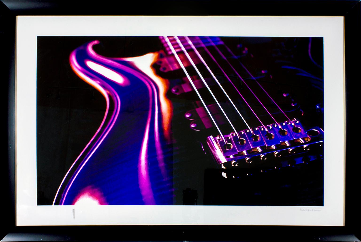 Photographie encadrée de la guitare PRS bleue de Martin Barre de Jethro Tull prise par Lisa S. Johnson pour son livre "108 Rock Star Guitars". Précédemment exposée dans une chambre d'hôte du Hard Rock Hotel and Casino original à Las Vegas, Nevada,
