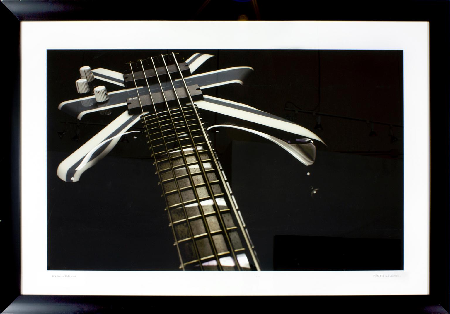 Originalfoto einer Def Leppard-Gitarre von Rick Savage, aufgenommen von Lisa S. Johnson für ihr Buch "108 Rock Star Guitars". "Rick Savage Def Lepard" auf dem linken unteren Rand der Vorderseite. "Foto von Lisa S. Johnson" am unteren rechten