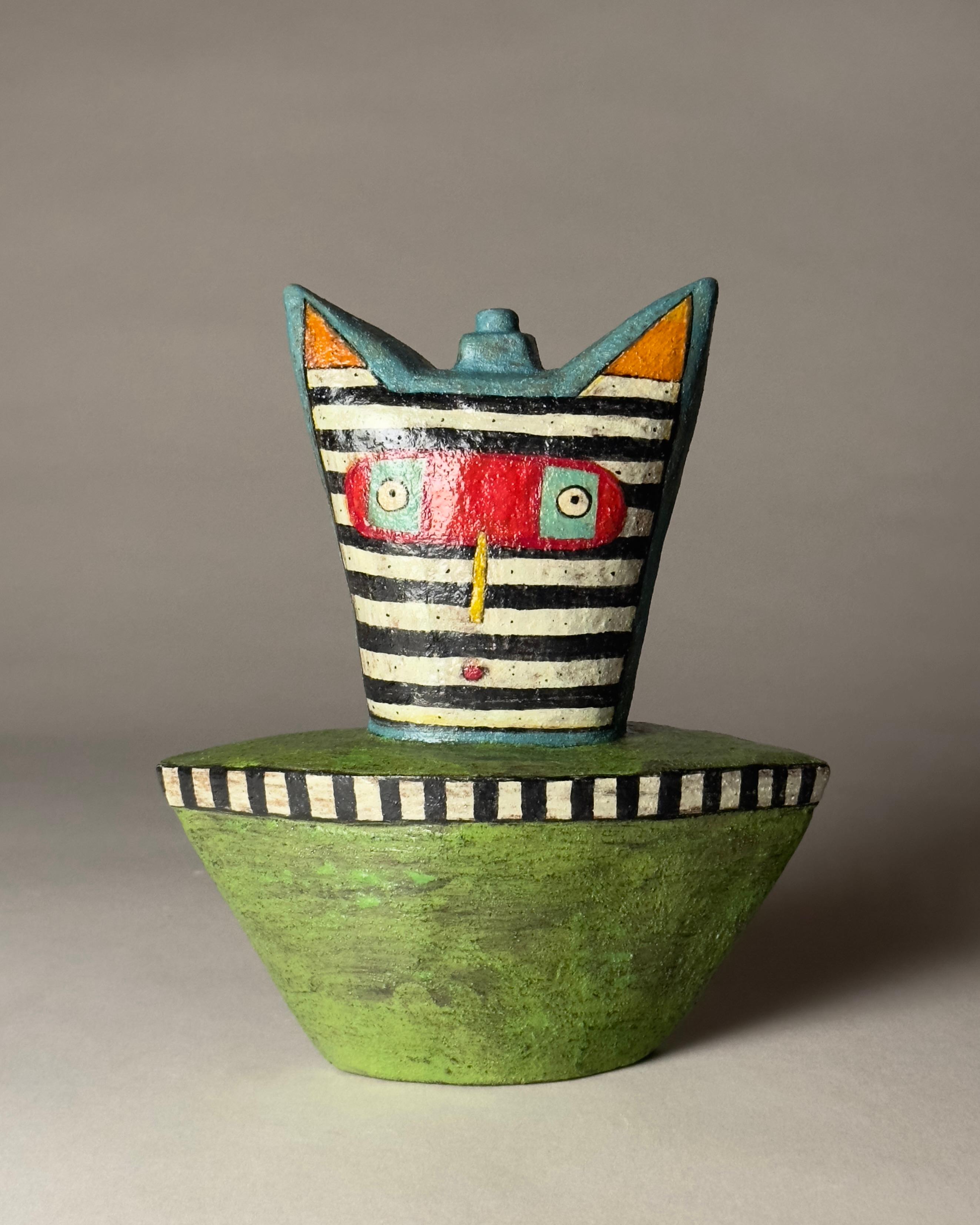 Face Jar Vessel 4 - Sculpture de Lisa Smith