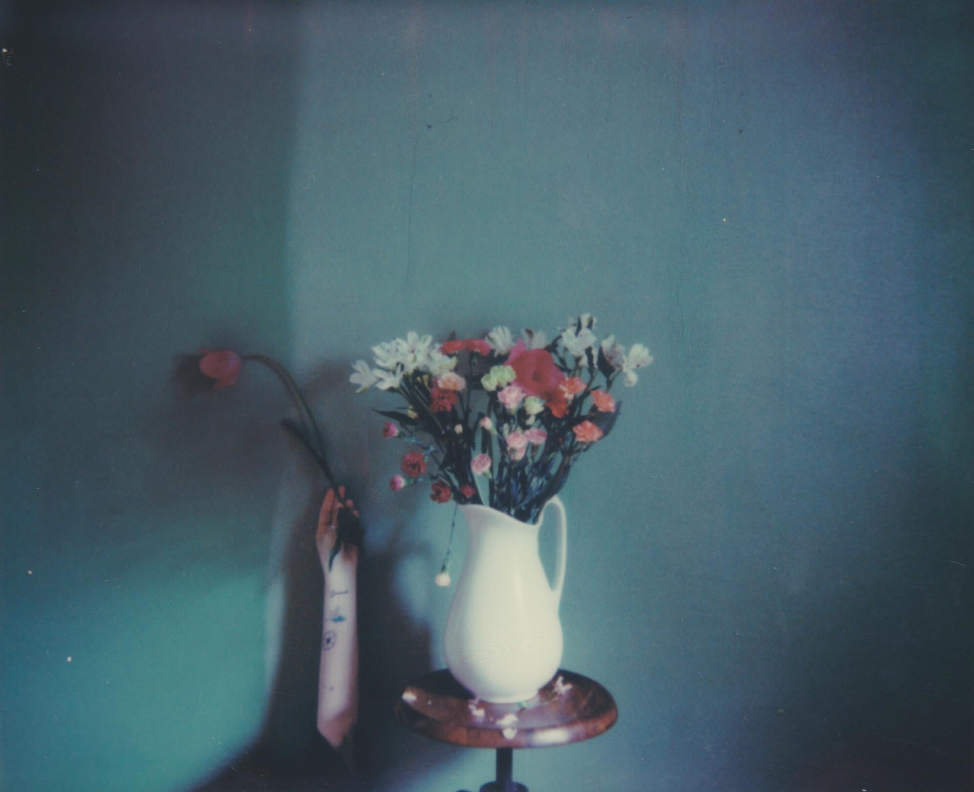 Still-Life Photograph Lisa Toboz - Un cadeau - Contemporain, Figuratif, Femme, Polaroid, Photographie, 21e Siècle