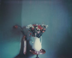 Un cadeau - Contemporain, Figuratif, Femme, Polaroid, Photographie, 21e Siècle