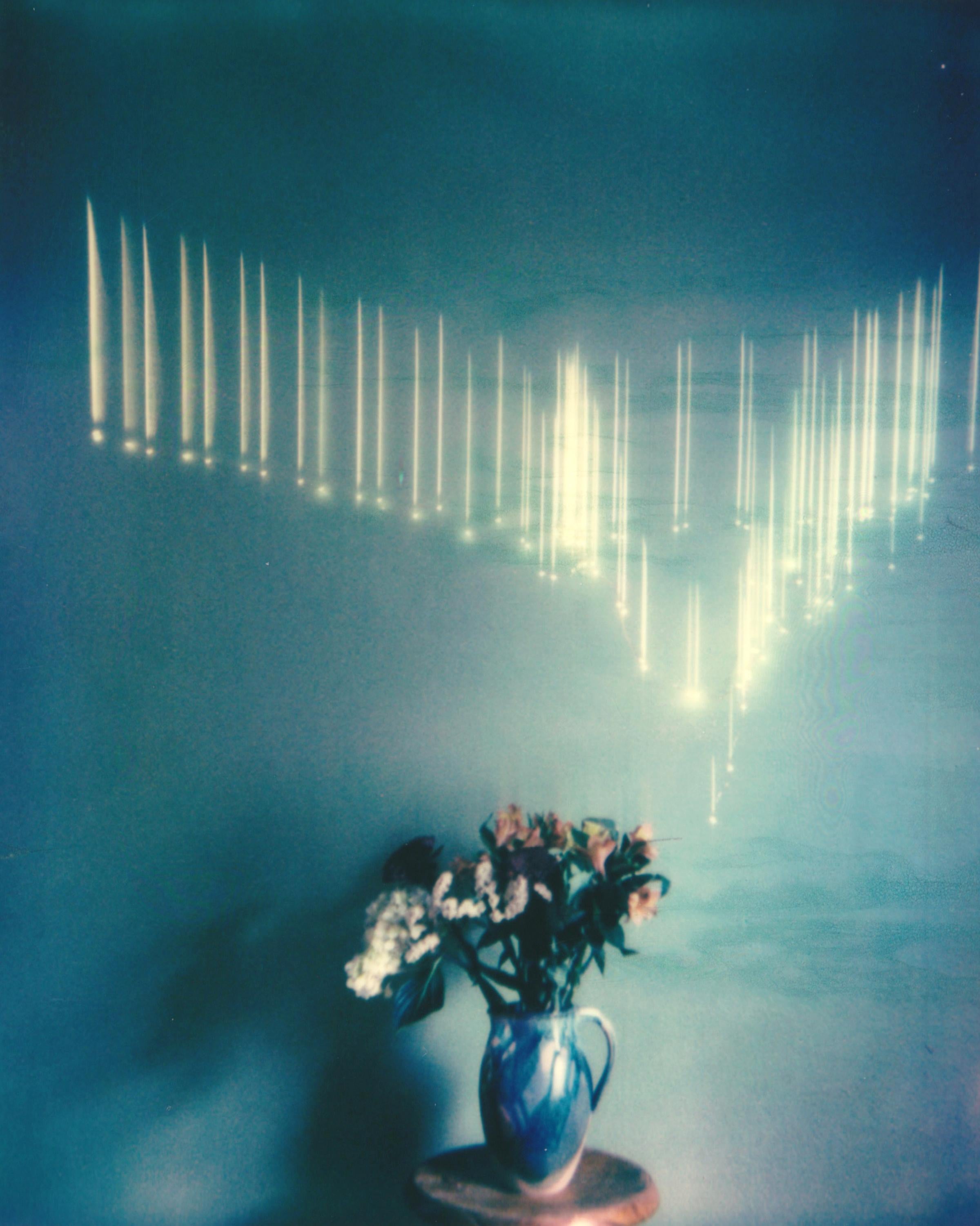 Lisa Toboz Figurative Photograph – Falling Stars - Zeitgenössisch, figürlich, Frau, Polaroid, 21. Jahrhundert