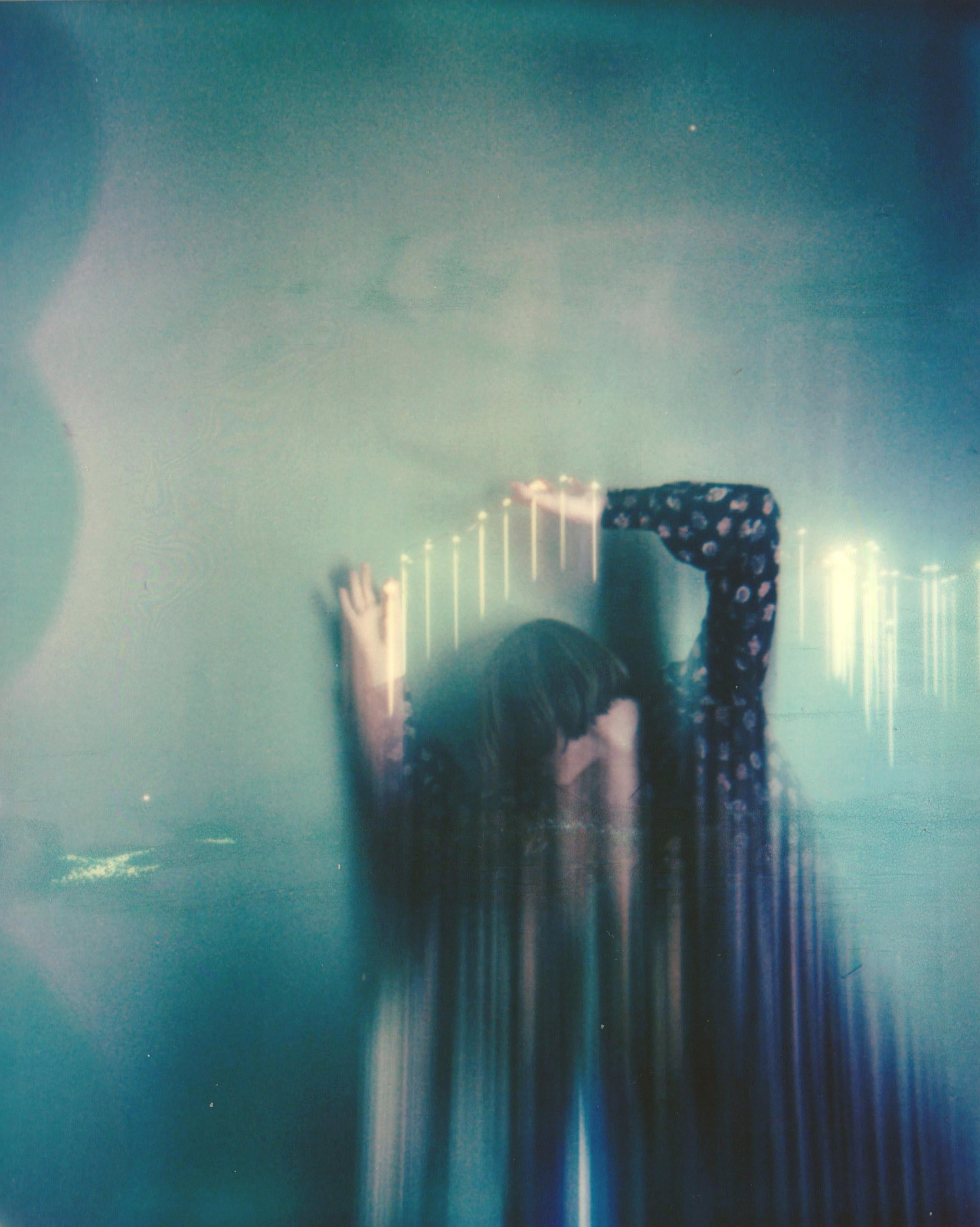 Lisa Toboz Figurative Photograph – Falling Stars - Zeitgenössisch, figürlich, Frau, Polaroid, 21. Jahrhundert