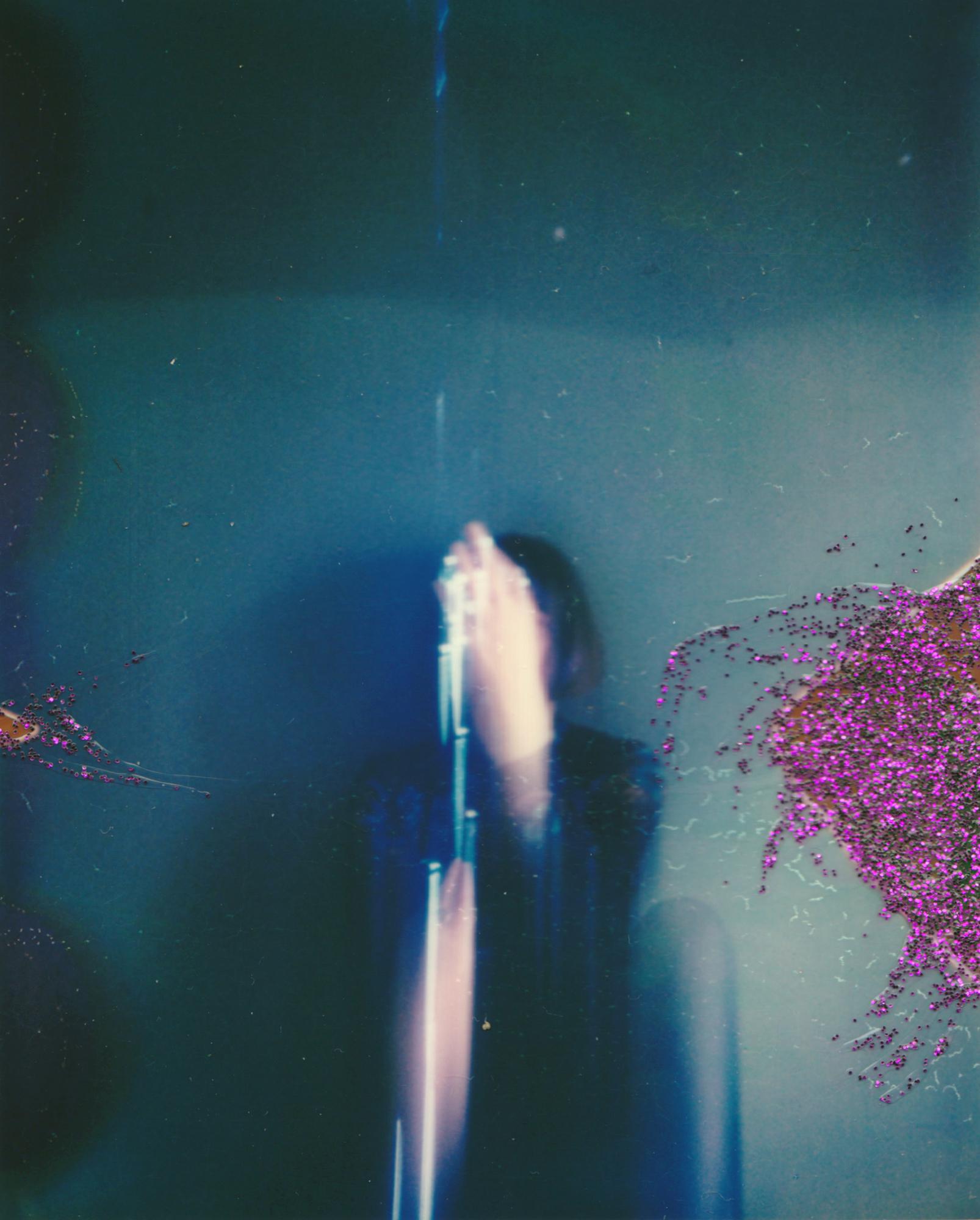 Lisa Toboz Color Photograph – Falling Stars - Zeitgenössisch, figürlich, Frau, Polaroid, 21. Jahrhundert