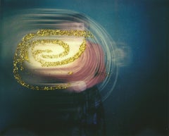 Falling Stars - Zeitgenössisch, Figurativ, Frau, Polaroid, 21. Jahrhundert