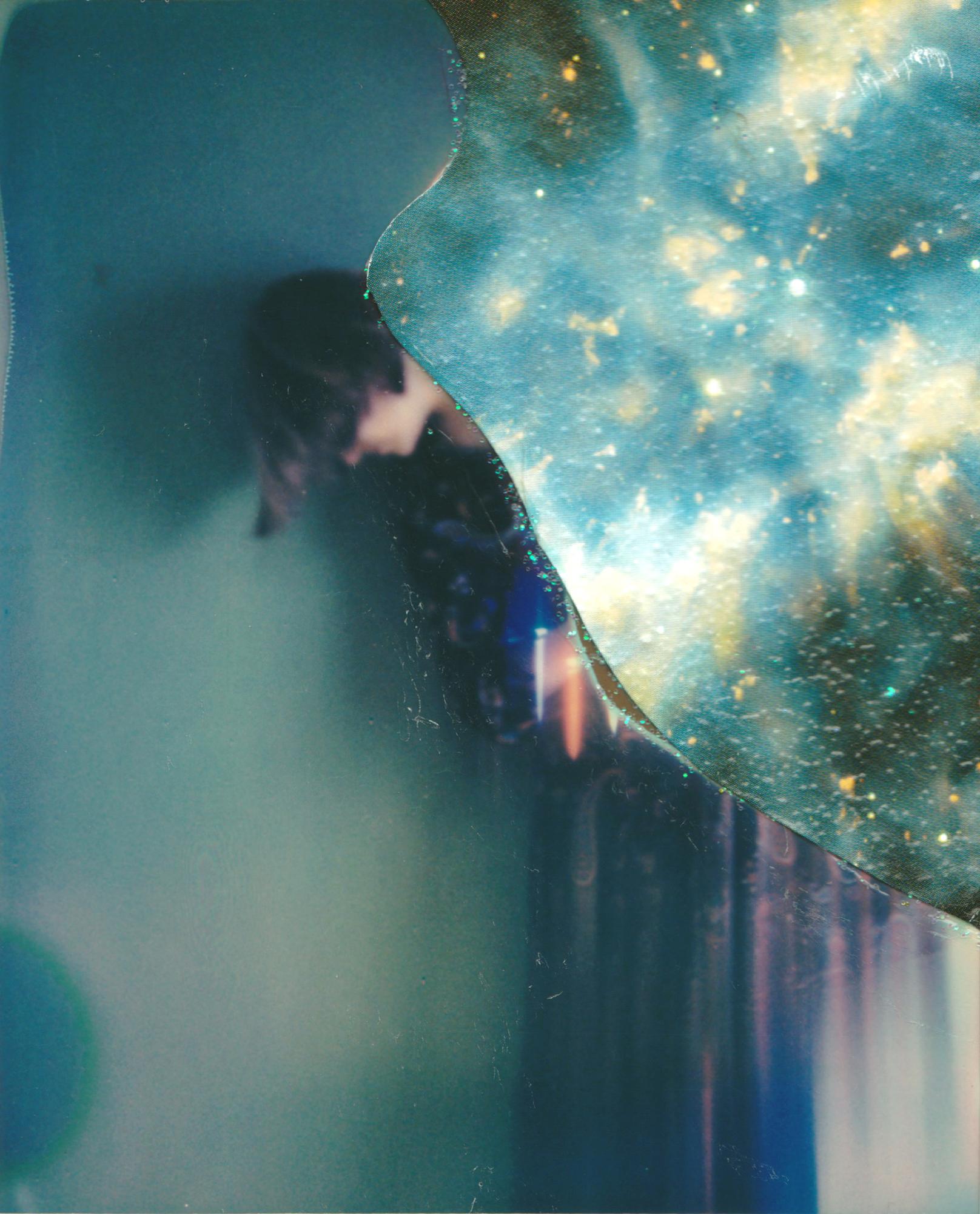 Lisa Toboz Color Photograph – Falling Stars - Zeitgenössisch, Frau, Polaroid