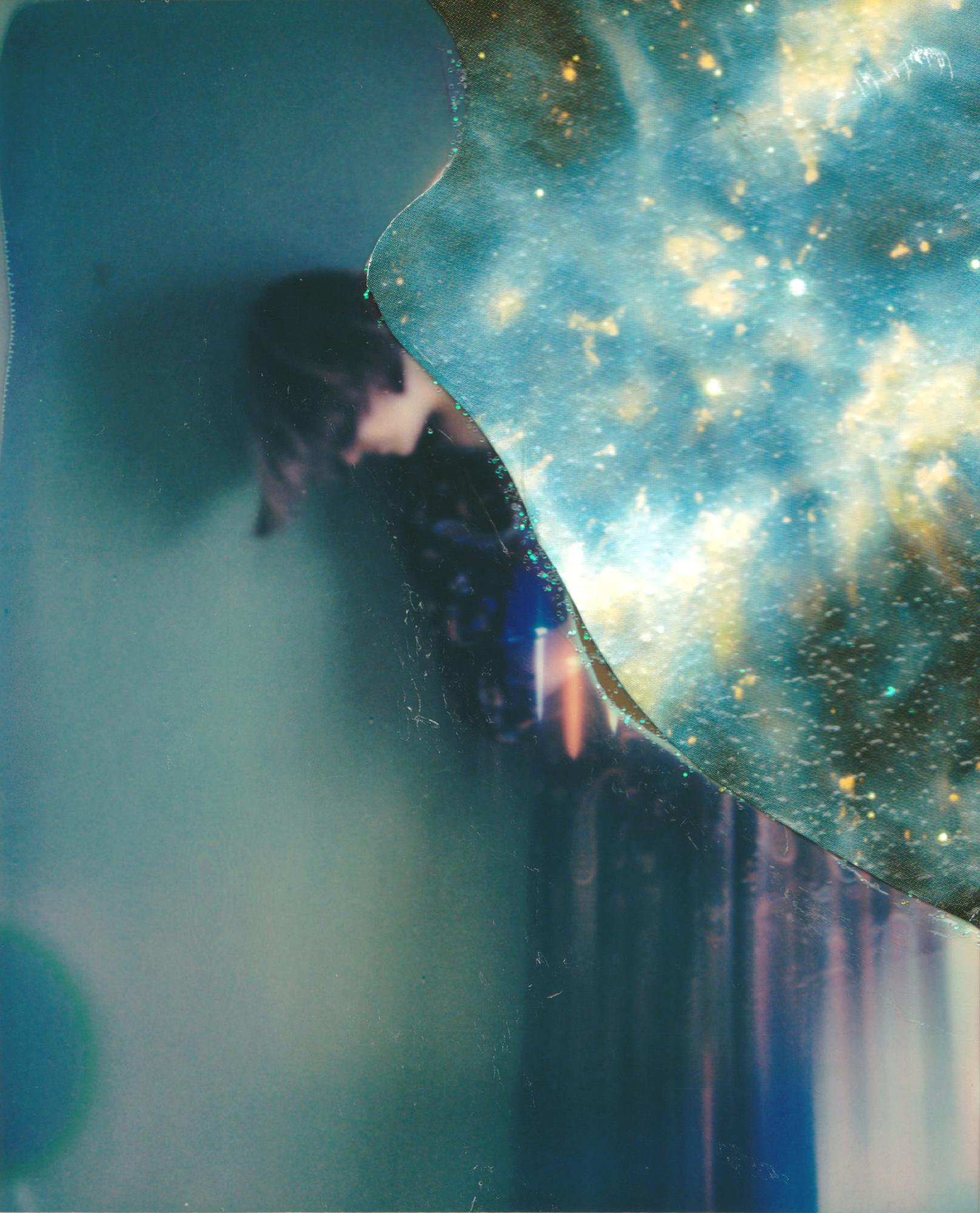 Color Photograph Lisa Toboz - Les étoiles qui tombent - Contemporain, Femme, Polaroid