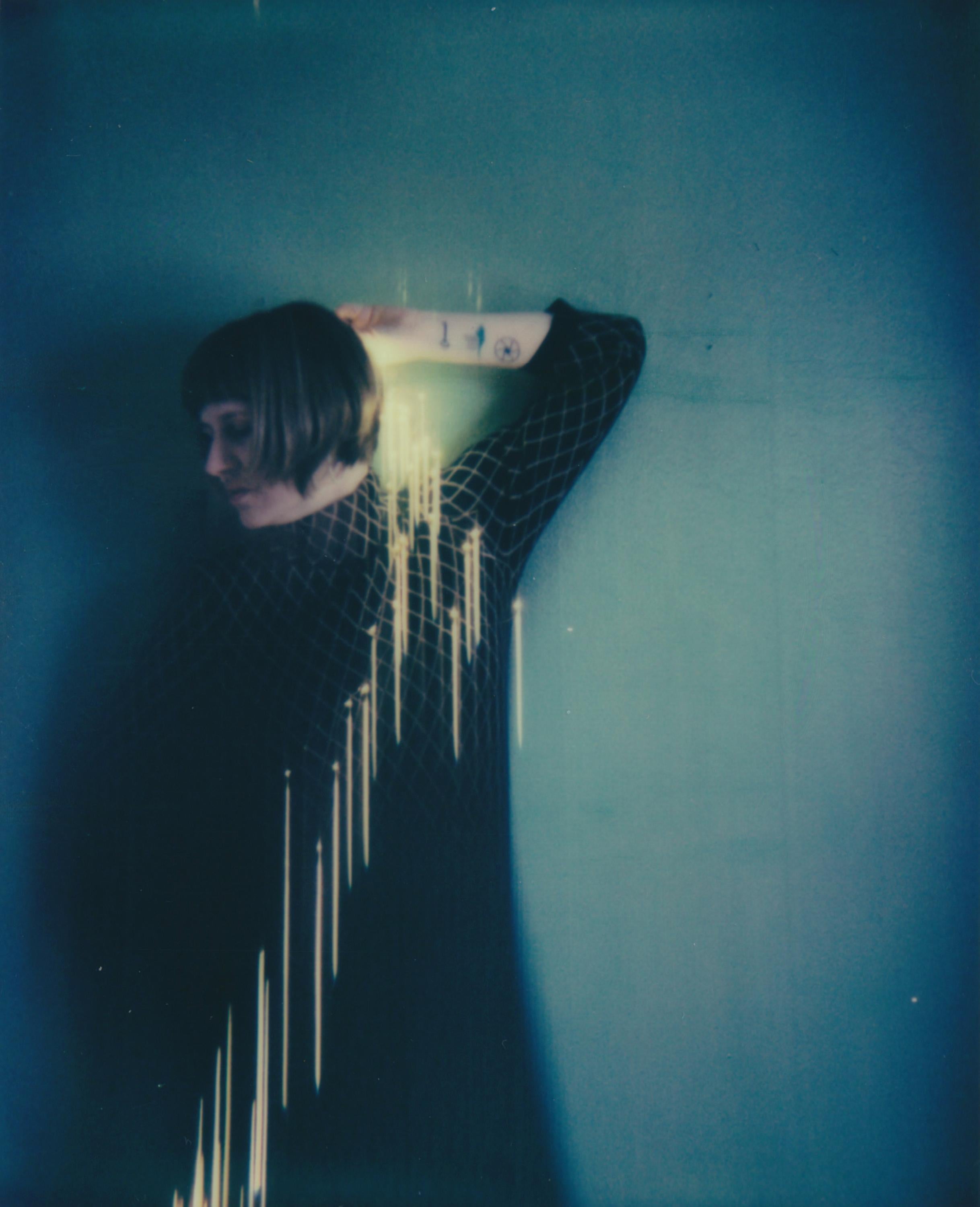 Lisa Toboz Portrait Photograph – Falling Stars - Zeitgenössisch, Frau, Polaroid, Inneneinrichtung