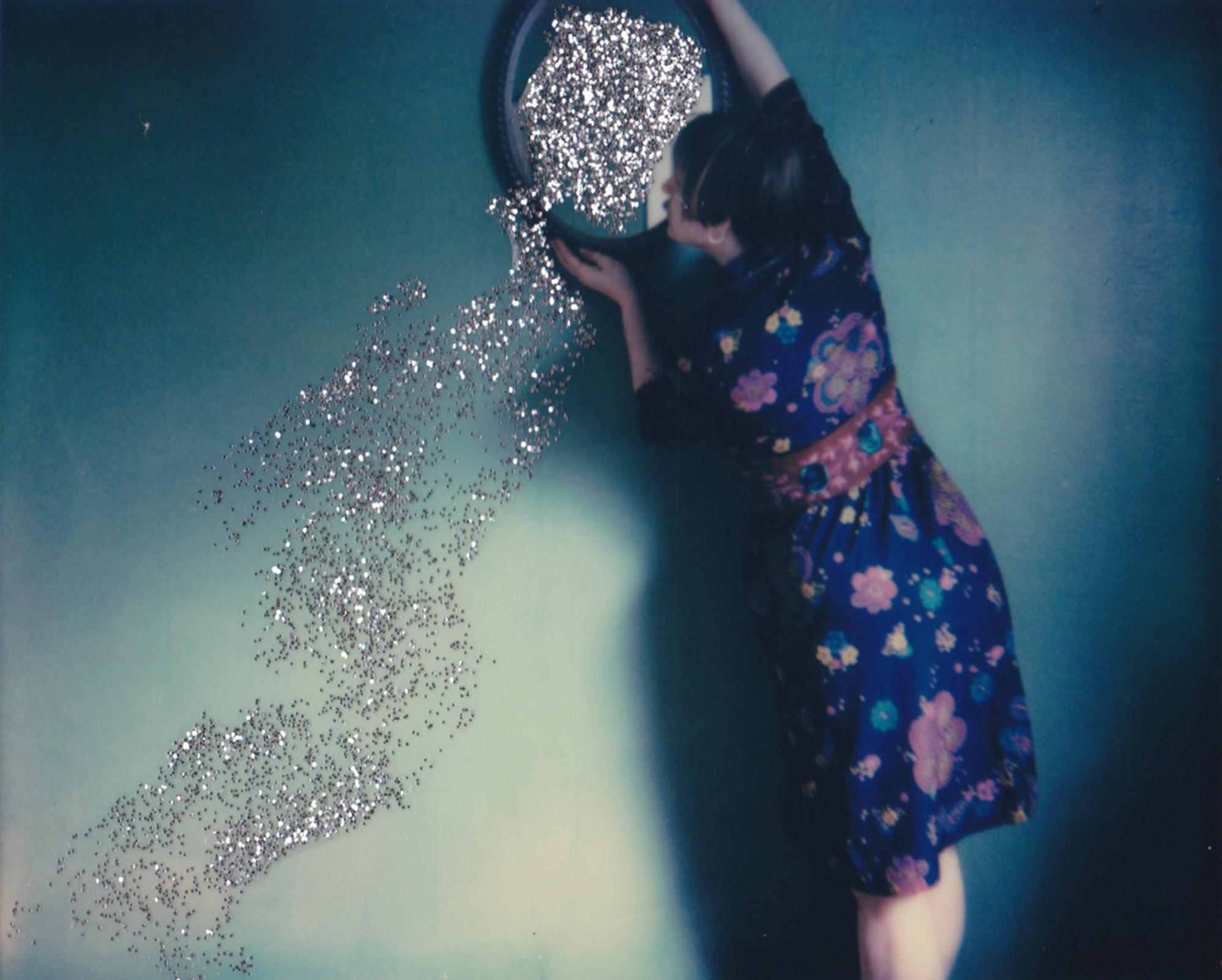 Color Photograph Lisa Toboz - Les étoiles qui tombent - Contemporain, Femme, Polaroid, Peinture
