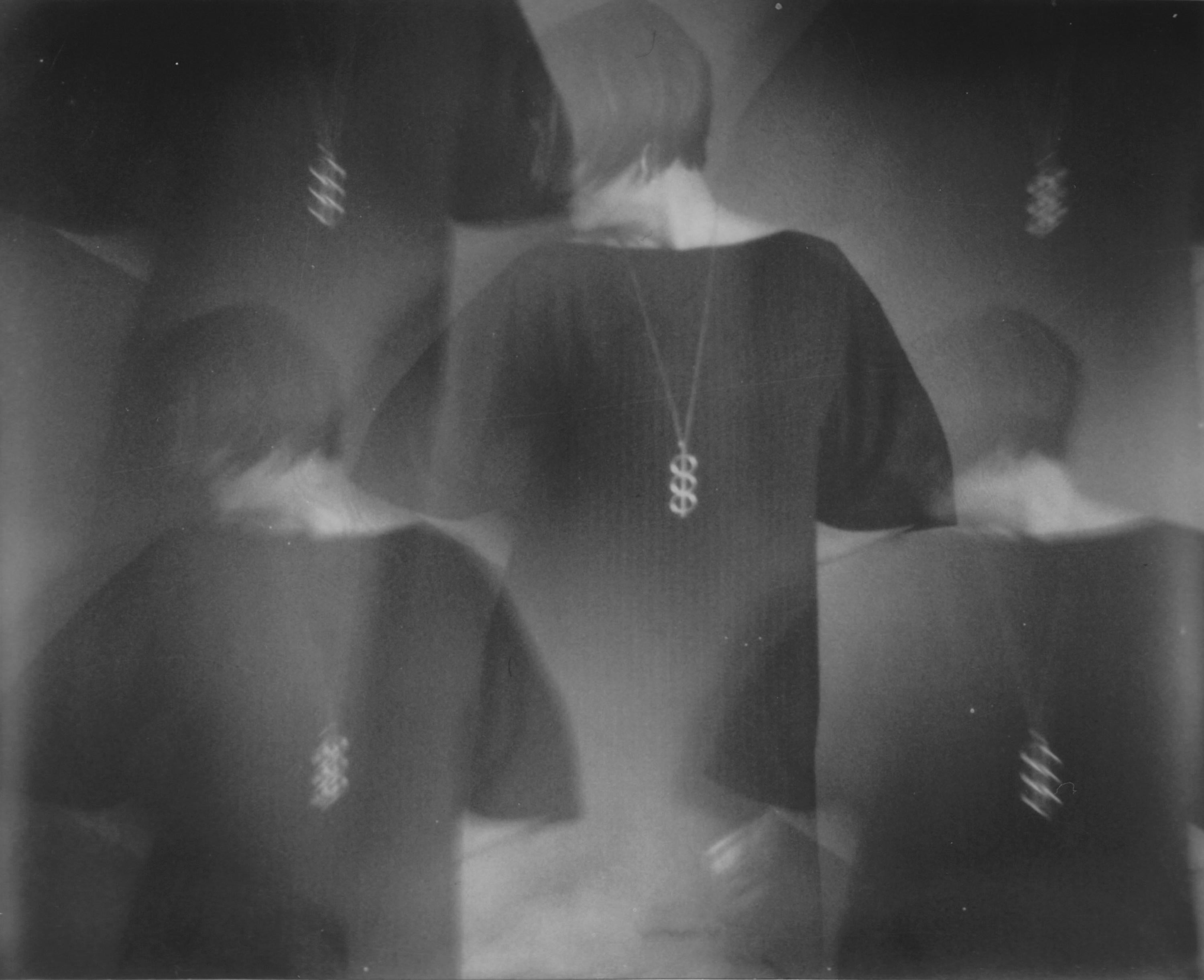 Lisa Toboz Portrait Photograph – Ghost Story - Contemporary, Frau, Polaroid, Interieur