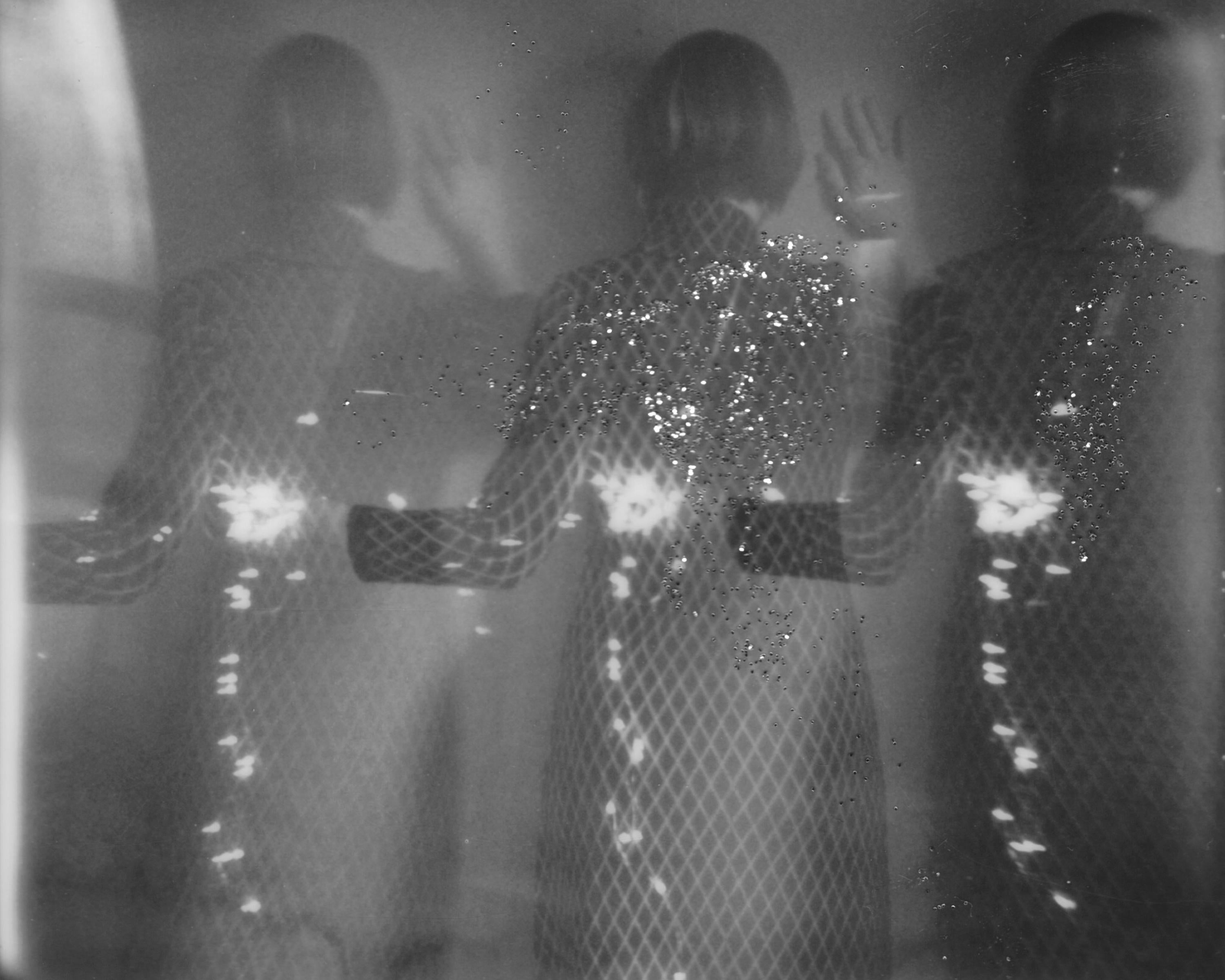 Portrait Photograph di Lisa Toboz - Storia di fantasmi - Contemporaneo, Donna, Polaroid, Interno