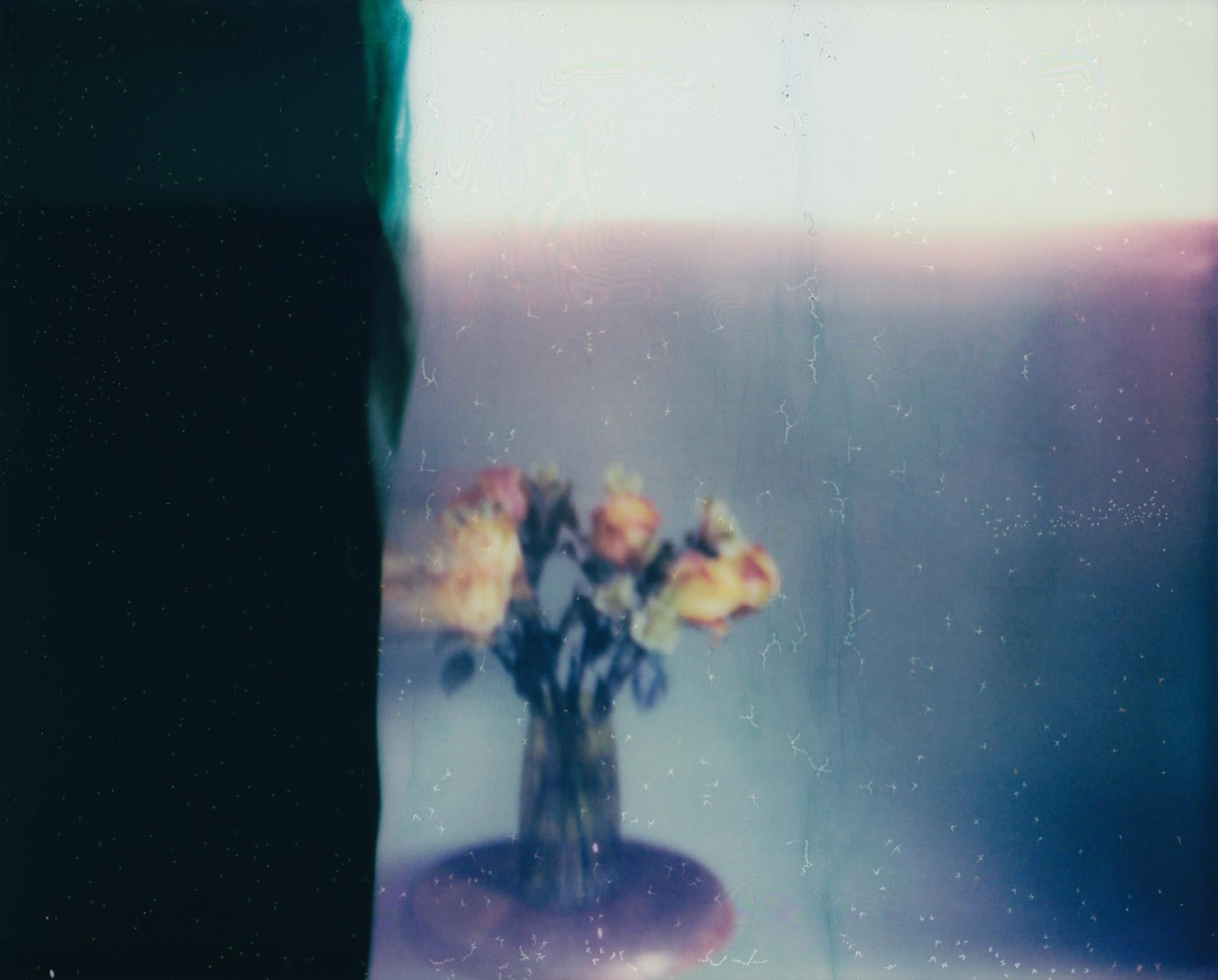 Color Photograph Lisa Toboz - In Bloom - Contemporain, Figuratif, Femme, Polaroid, 21e Siècle