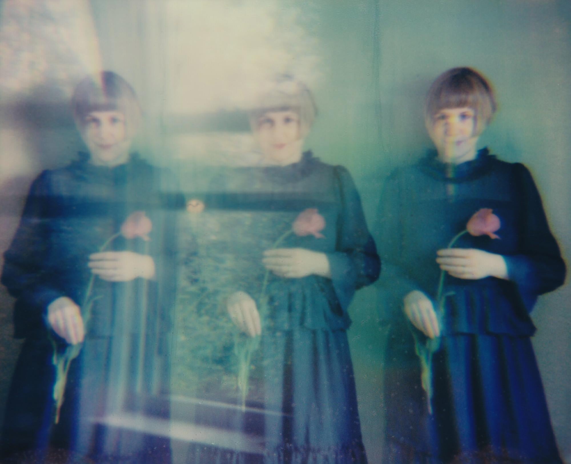 Lisa Toboz Color Photograph – In Bloom - Zeitgenössisch, figürlich, Frau, Polaroid, 21. Jahrhundert