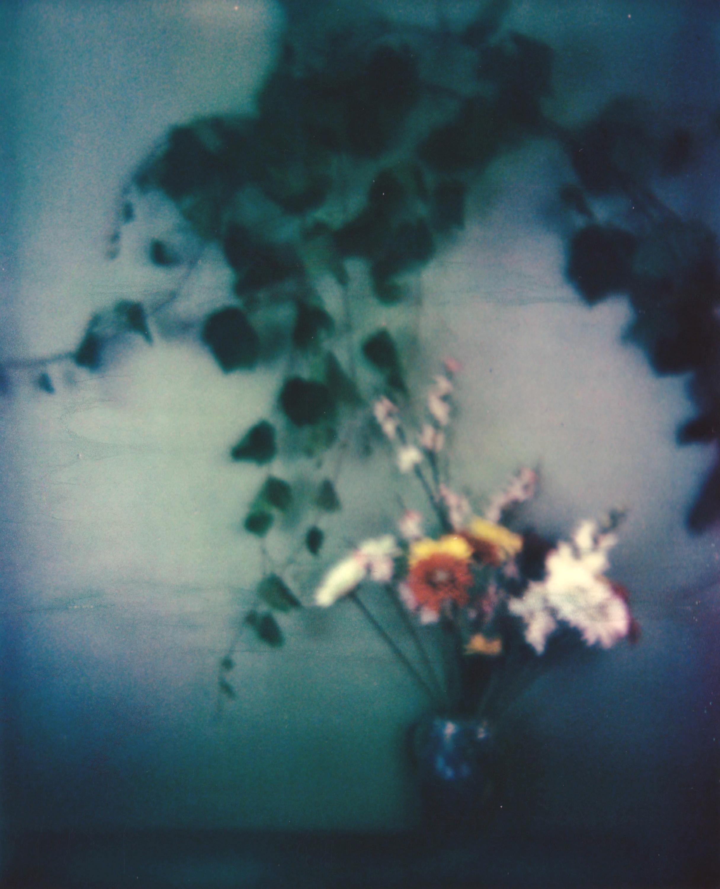 Lisa Toboz Figurative Photograph – In Bloom - Zeitgenössisch, figürlich, Frau, Polaroid, Fotografie, 21. Jahrhundert