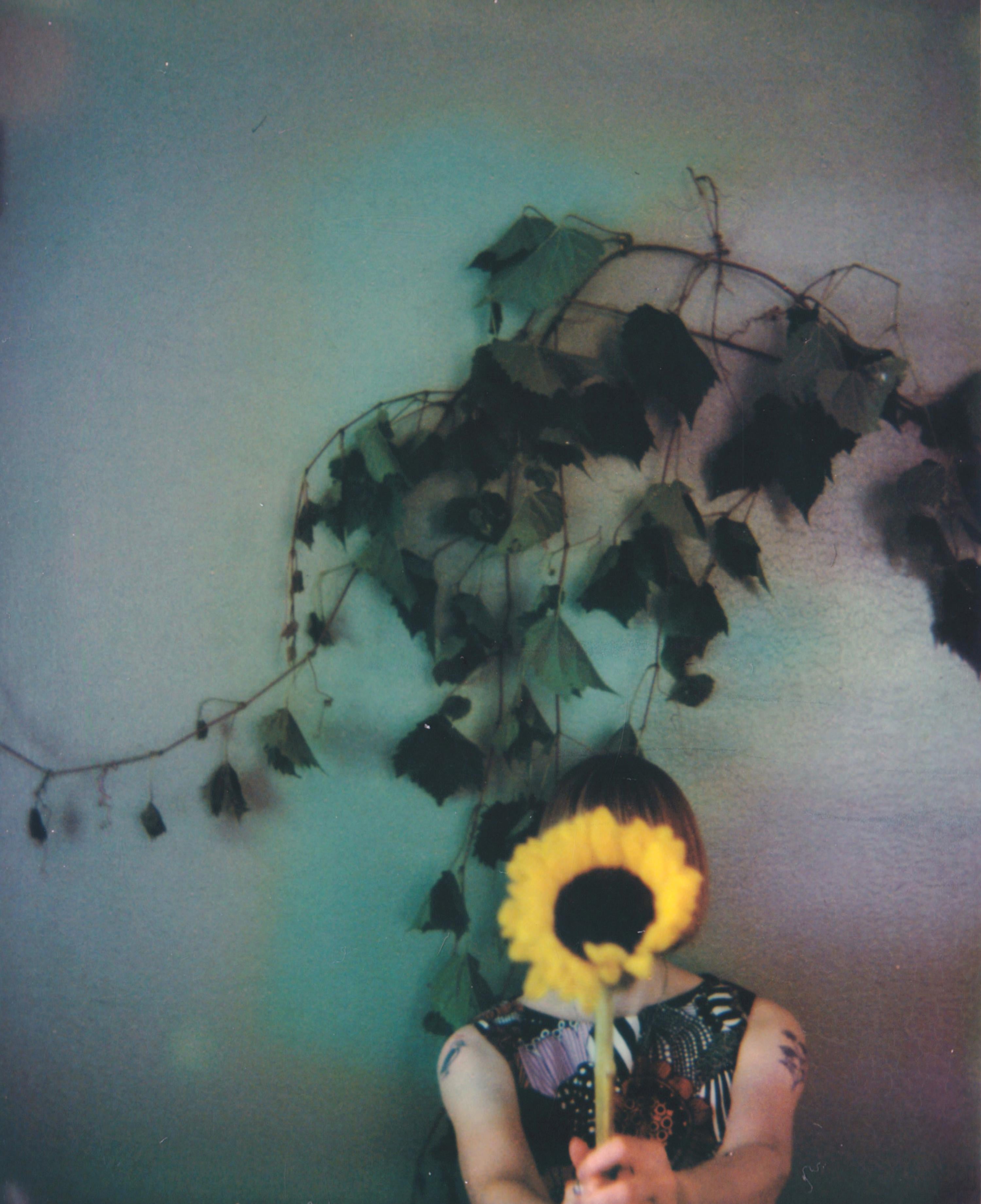Lisa Toboz Still-Life Photograph – In Bloom - Zeitgenössisch, figürlich, Frau, Polaroid, Fotografie, 21. Jahrhundert