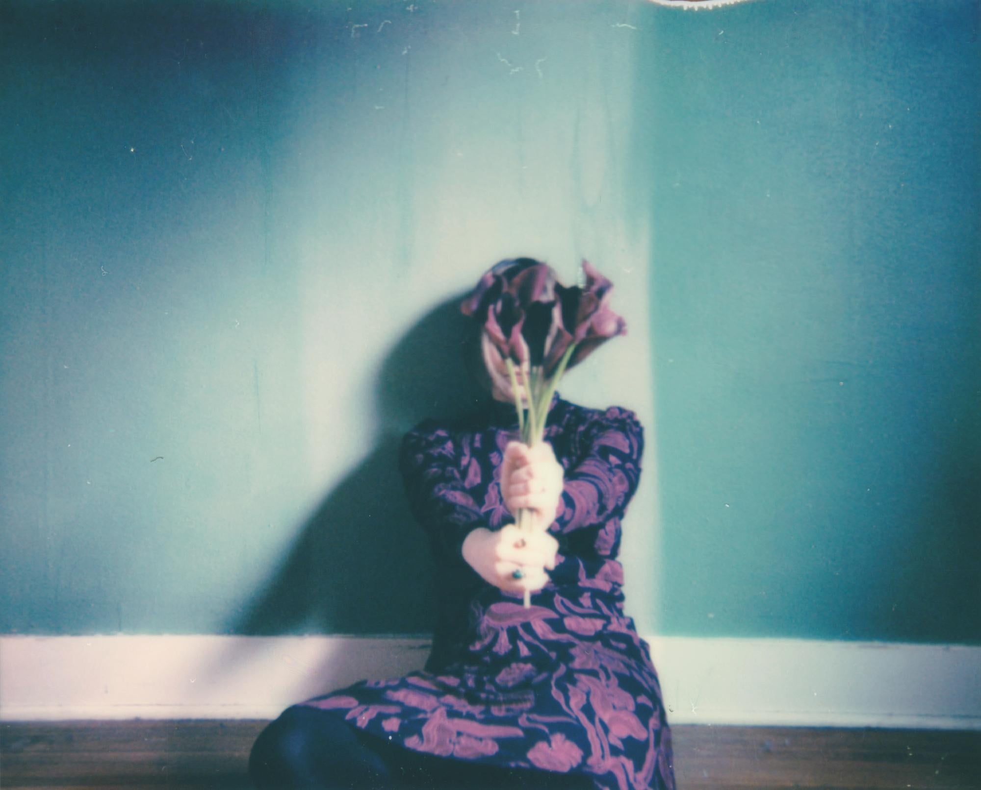 Color Photograph Lisa Toboz - In Bloom - Contemporain, Femme, Polaroid