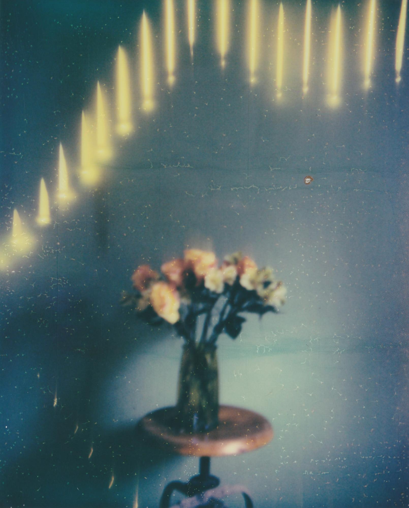 In Bloom - Contemporain, Femme, Polaroid, Peinture