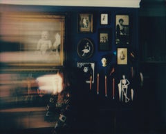 À la lumière de la lampe  - Contemporain, Figuratif, Femme, Polaroid, Photographie, 21e