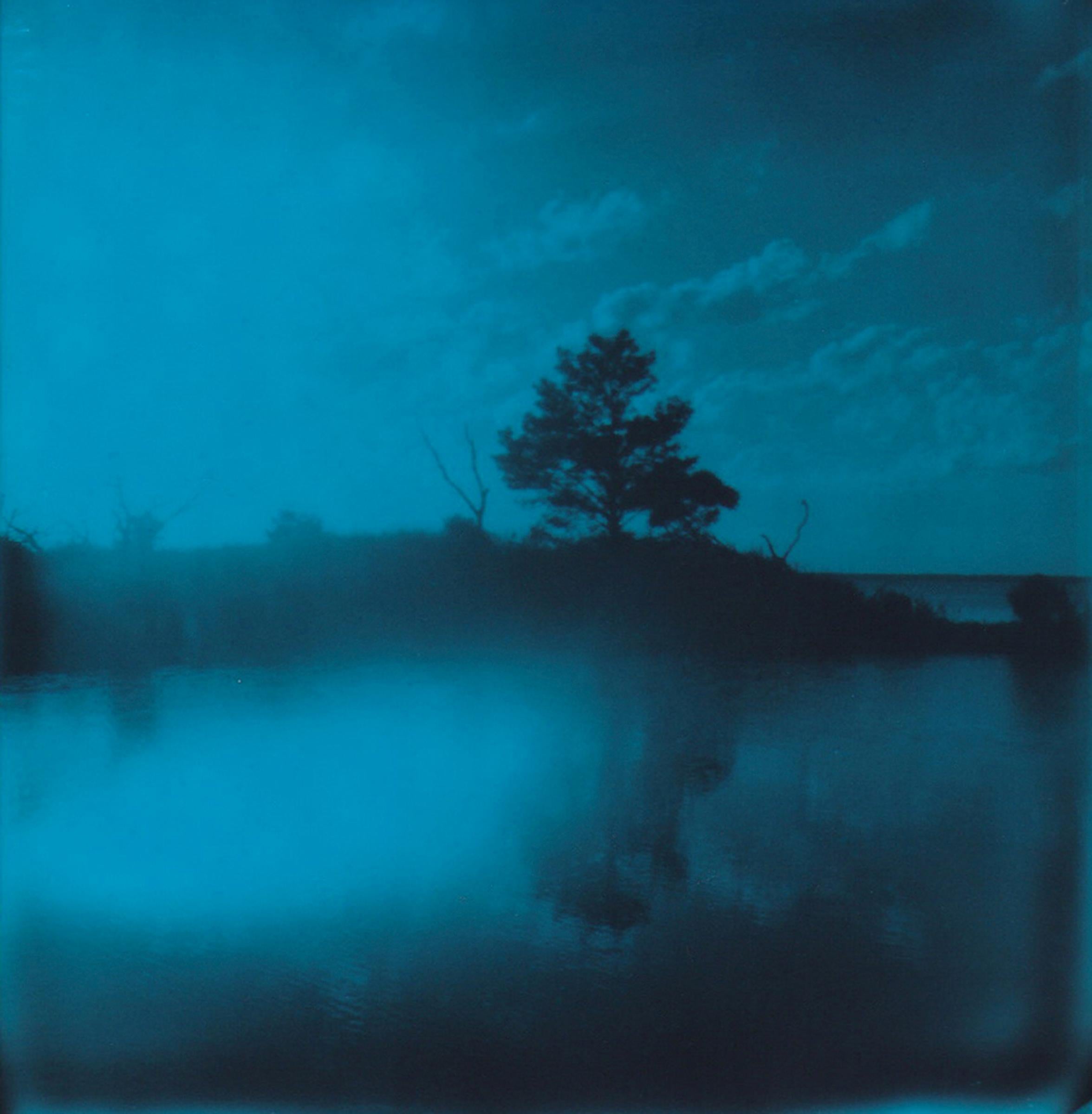 Lisa Toboz Color Photograph – Island - Zeitgenössisch, Frau, Polaroid, Fotografie, Landschaft, Farbe, 21. Jahrhundert