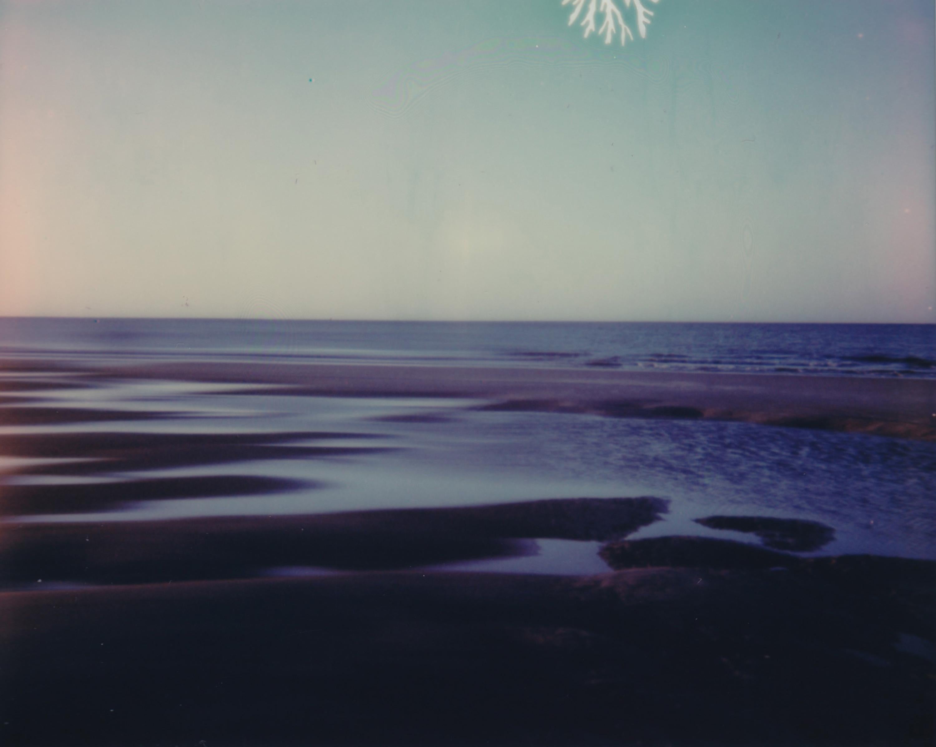 Lisa Toboz Color Photograph – Lunar Sea - Zeitgenössisch, figürlich, Frau, Polaroid, Fotografie, 21. Jahrhundert