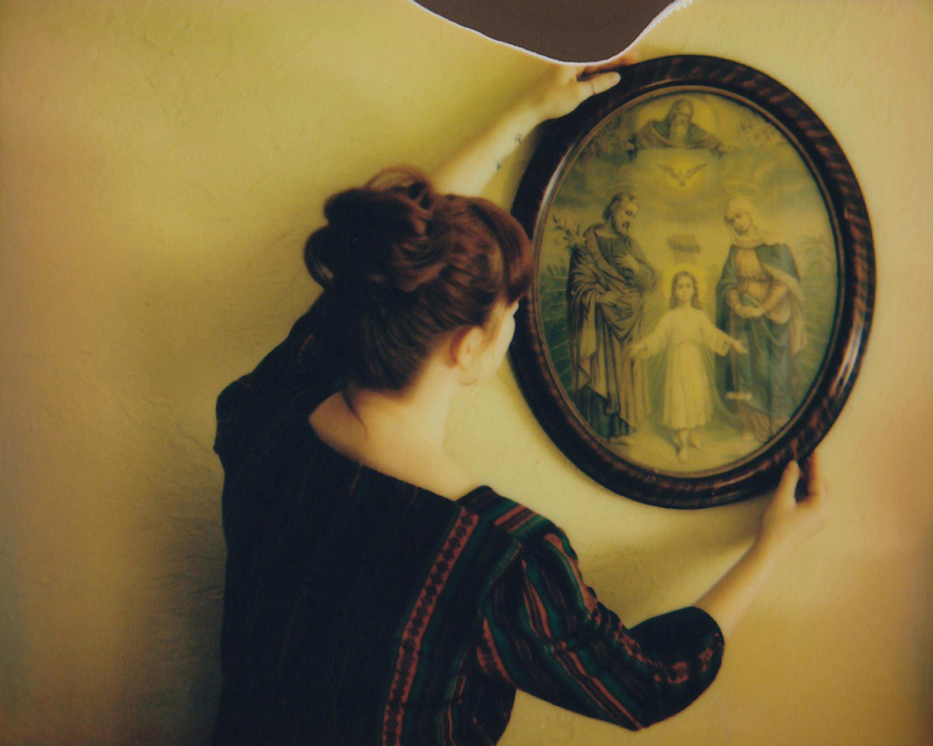 Color Photograph de Lisa Toboz - Nesting - Contemporáneo, Figurativo, Mujer, Polaroid, Siglo XXI