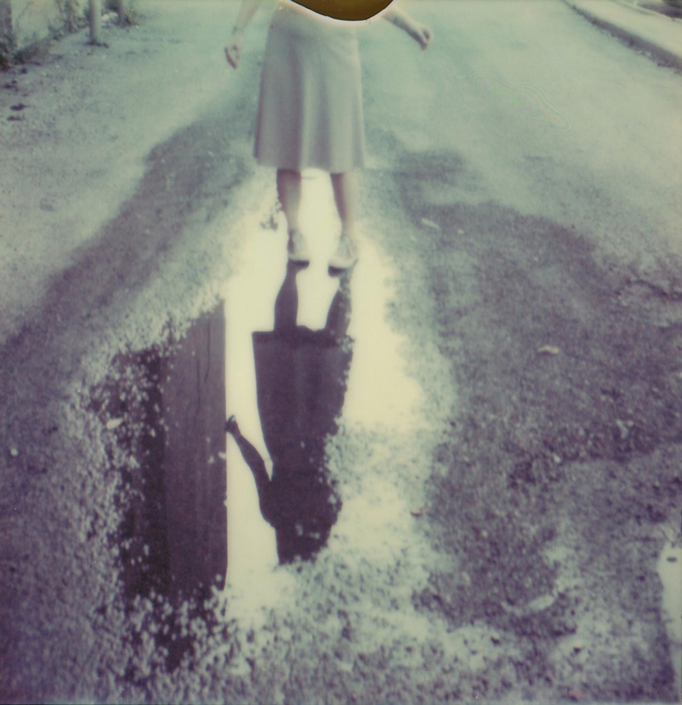 Portal –  Zeitgenössisch, figürlich, Frau, Polaroid, Fotografie, 21. Jahrhundert
