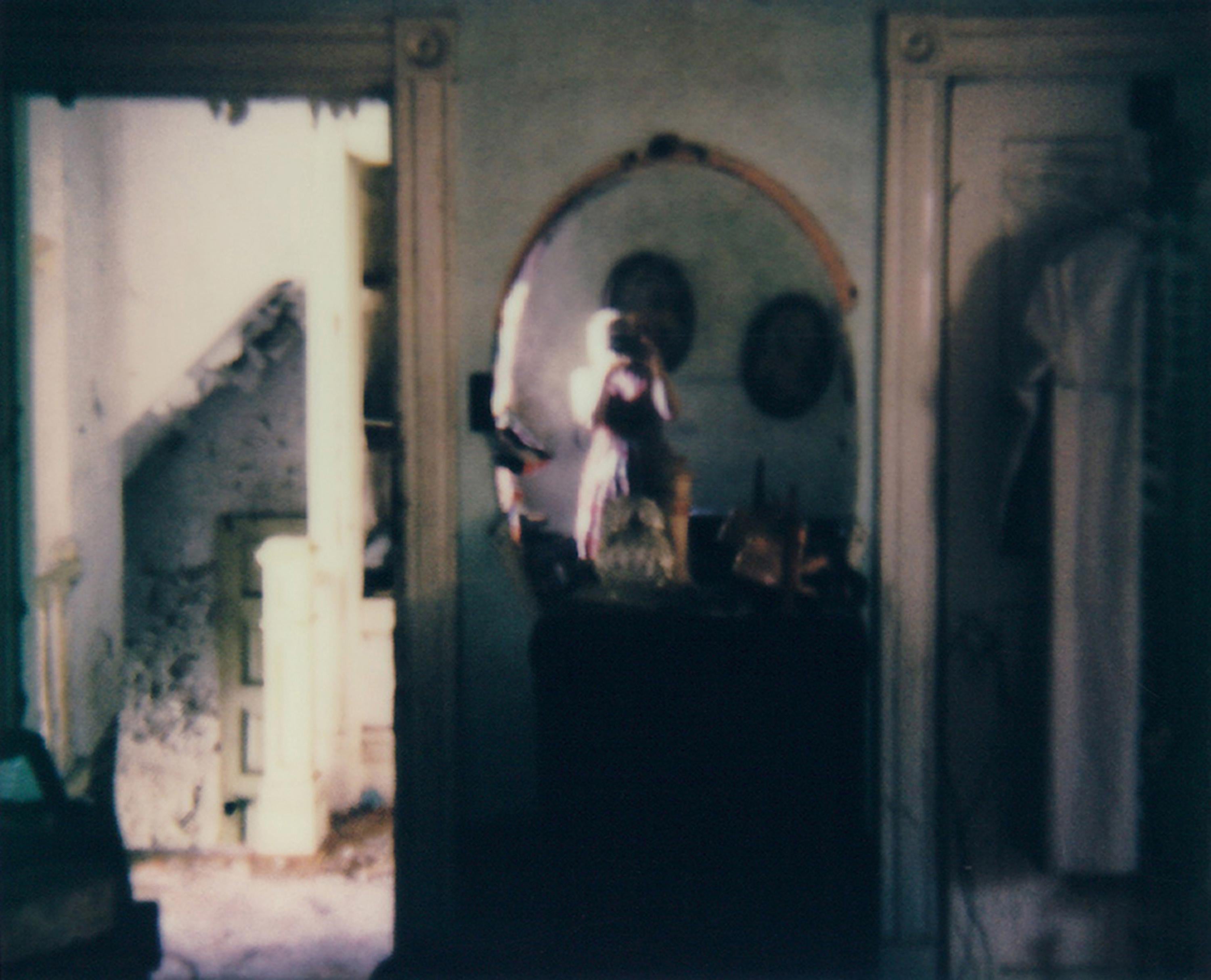 Lisa Toboz Color Photograph – Rosenroter Traum - 40x48cm, zeitgenössisch, Frau, Polaroid, Innenseite