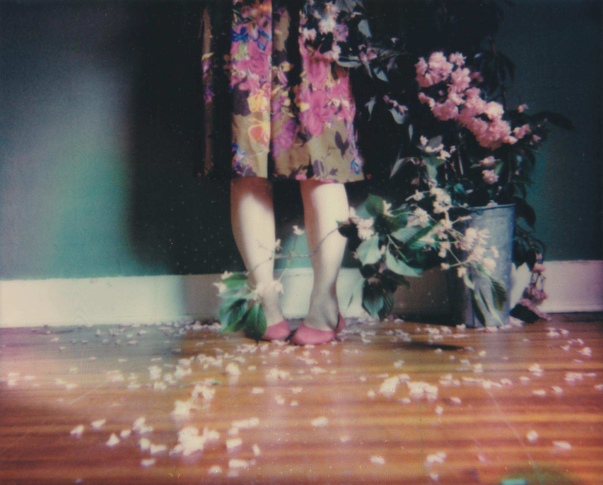 Still-Life Photograph Lisa Toboz - Sakura - Contemporain, Figuratif, Femme, Polaroid, XXIe Siècle