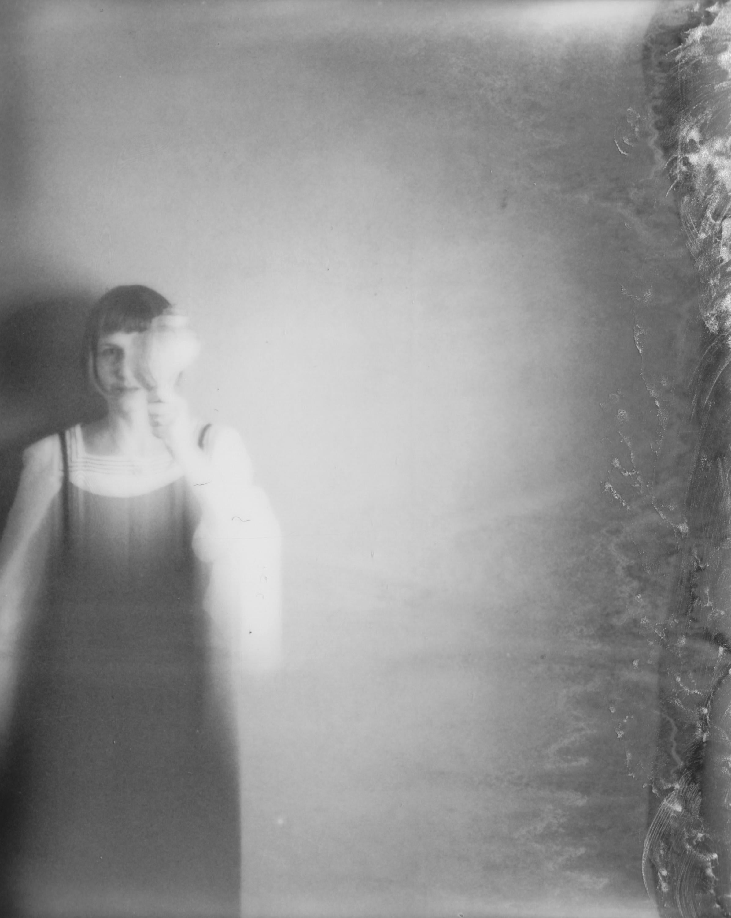 Siren Song - Zeitgenössischer, figürlicher, weiblicher Akt, Polaroid, 21. Jahrhundert