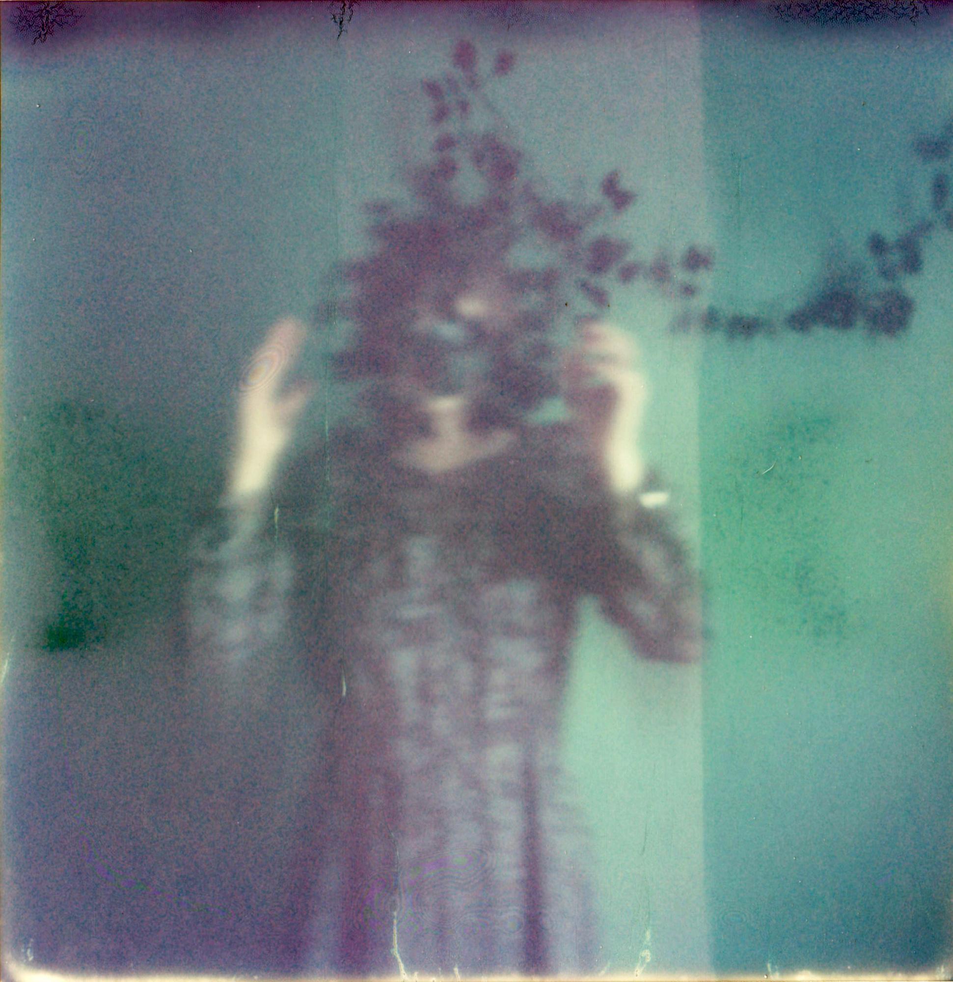 Lisa Toboz Portrait Photograph – Tangled – Zeitgenössisch, Frau, Polaroid